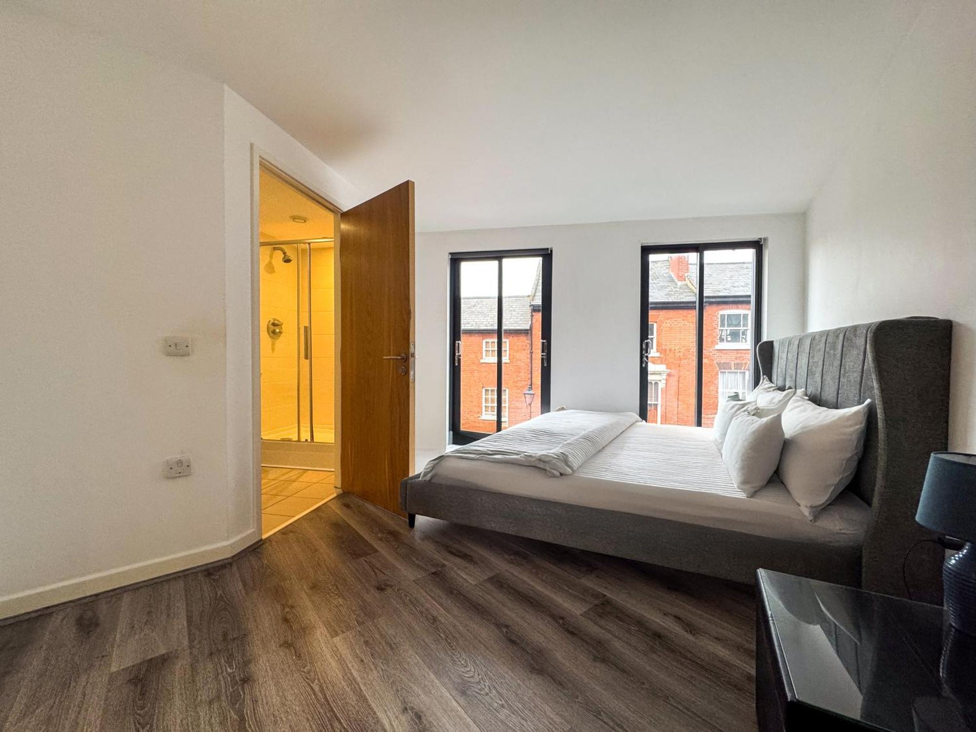 J Quarter 2br - Free Parking - One Apartment