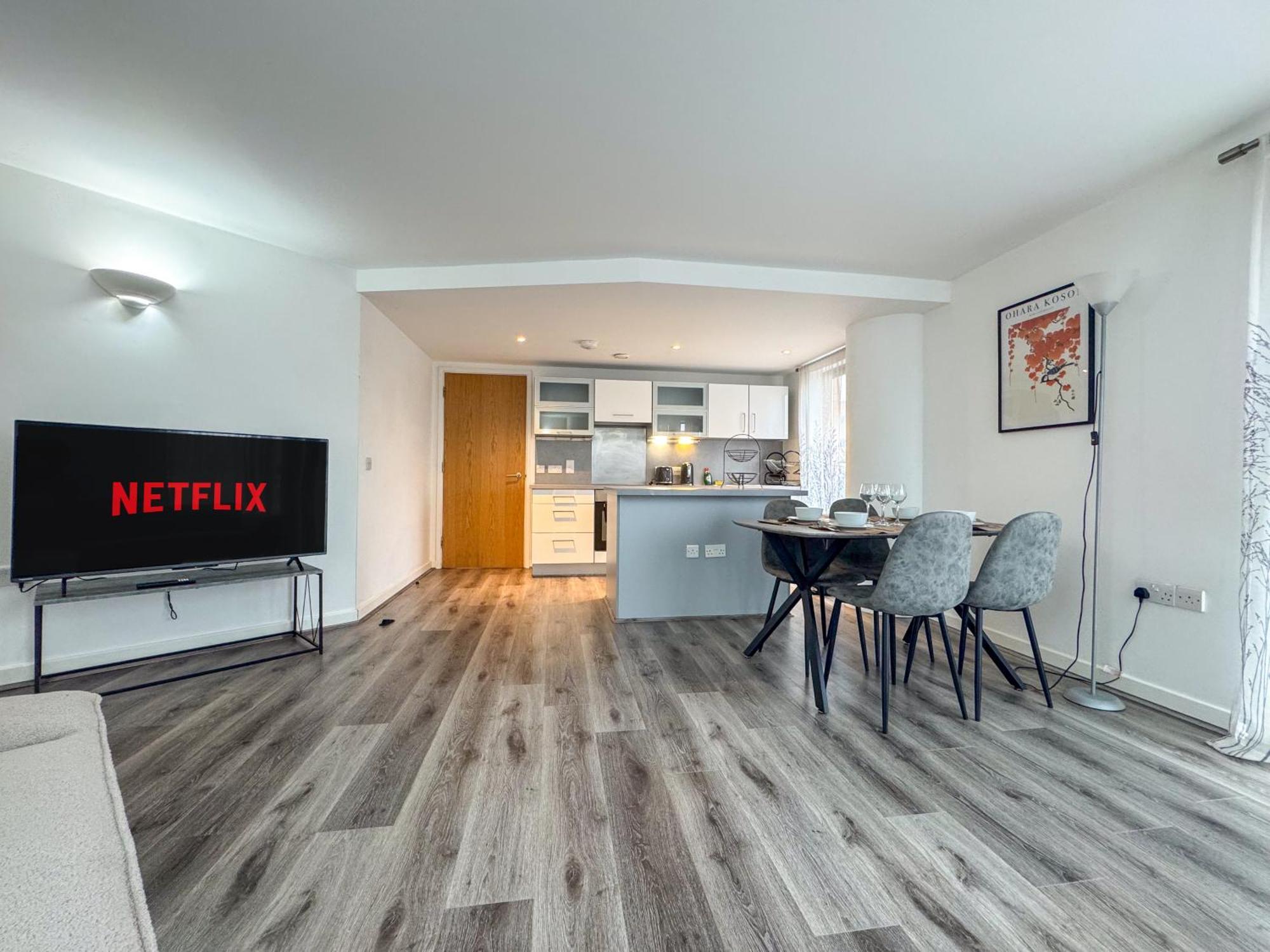 J Quarter 2br - Free Parking - One Apartment