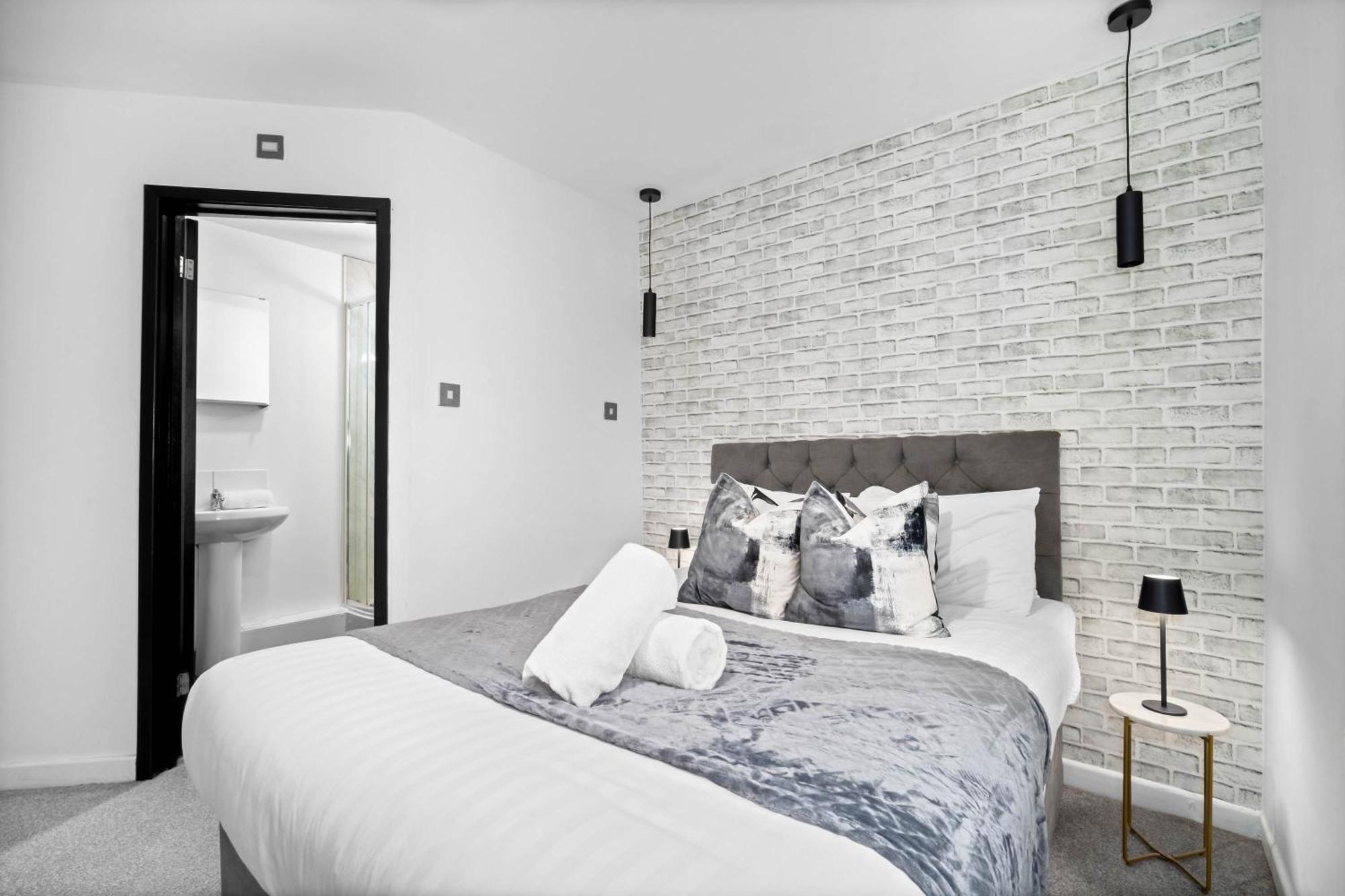 Holiday home 5 Bedrooms - 5 Bathrooms - Parking - Garden - 376 *