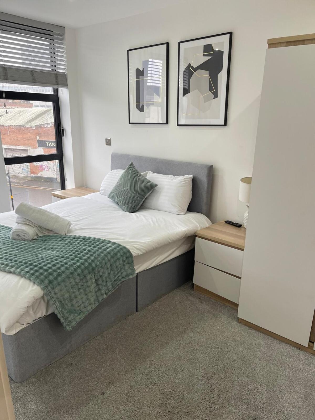 2 Bedroom Centre Apartment! *