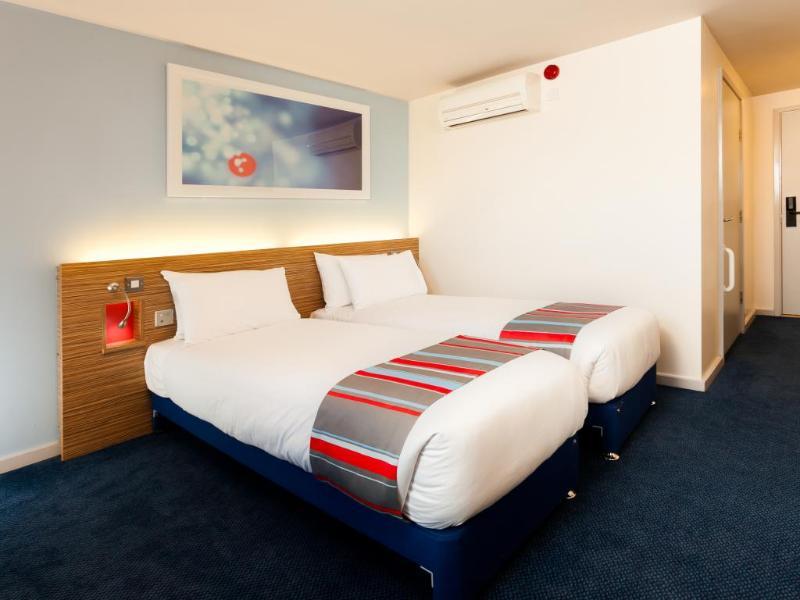 Travelodge Airport 3*