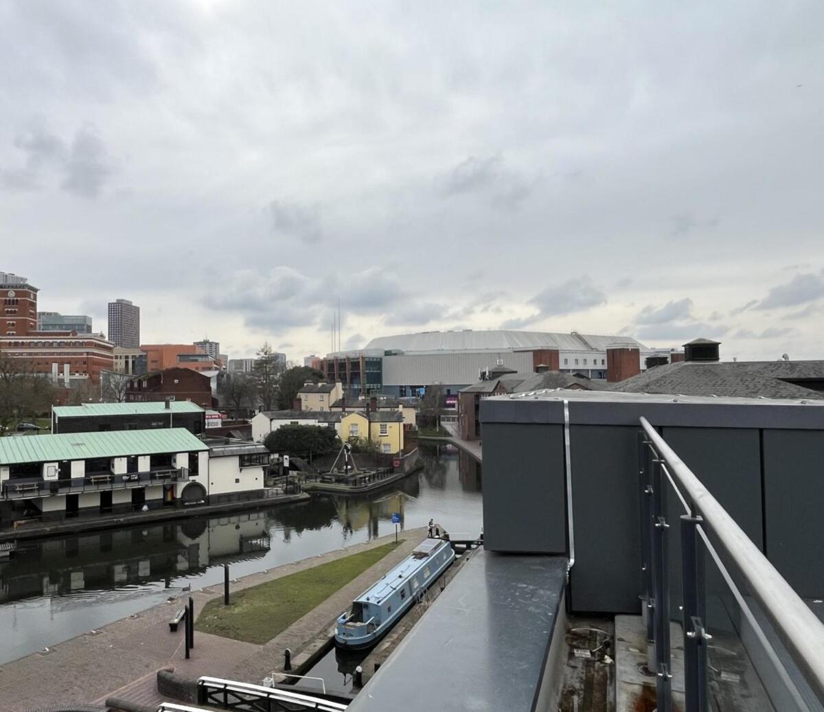 Luxury 2 Bedroom Apartment *