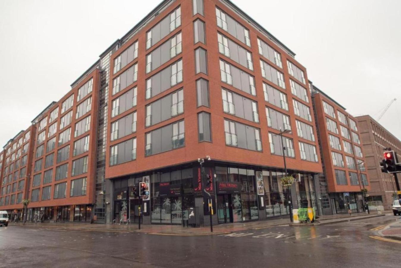 Discover Comfort And Style - Your Elegant Offers A 2-bedroom Haven With Free Secure Parking And Coffee! Birmingham