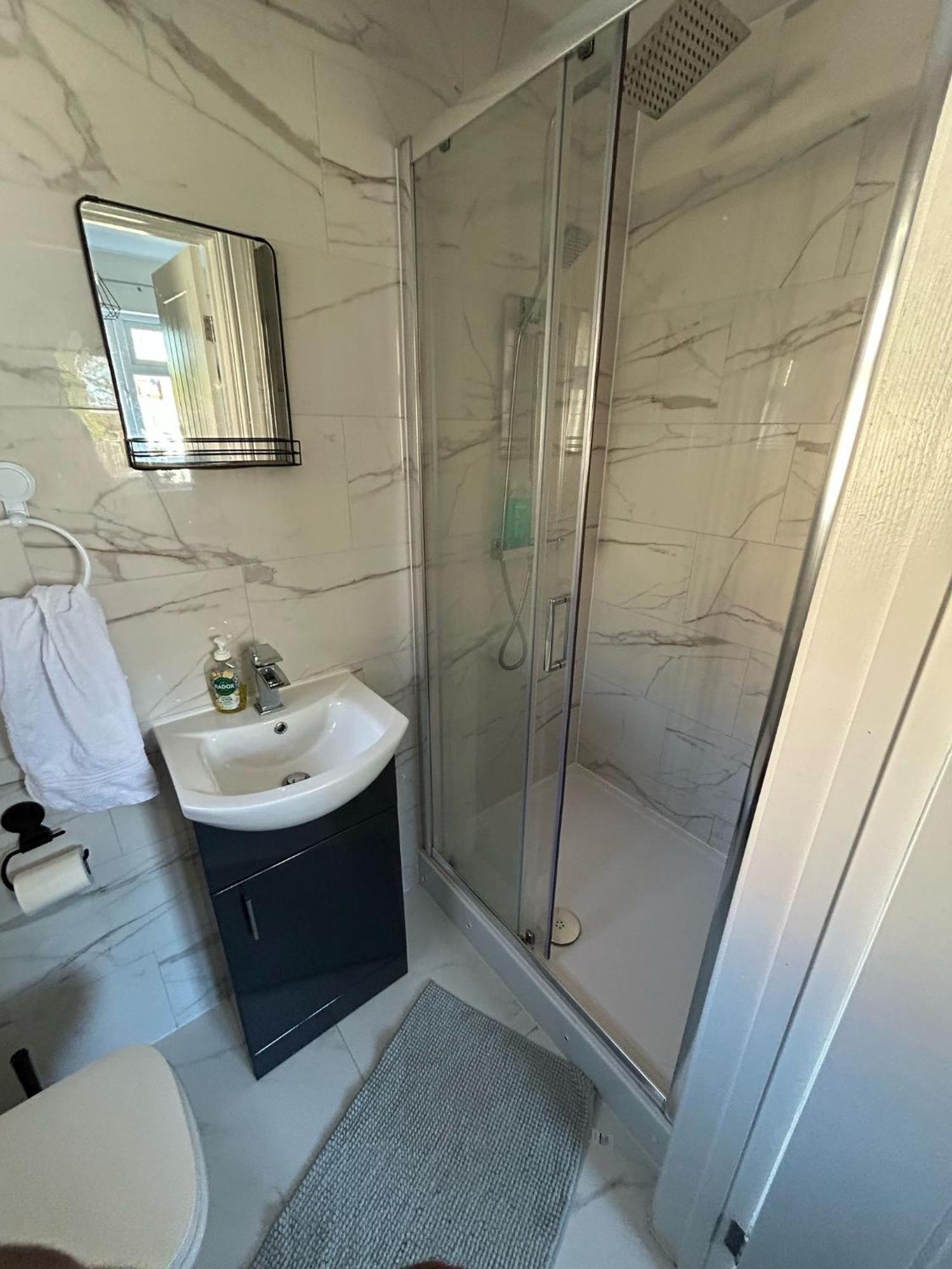 Homestay Private & En-suite Bathroom - Long Term & Contractors Welcomed *