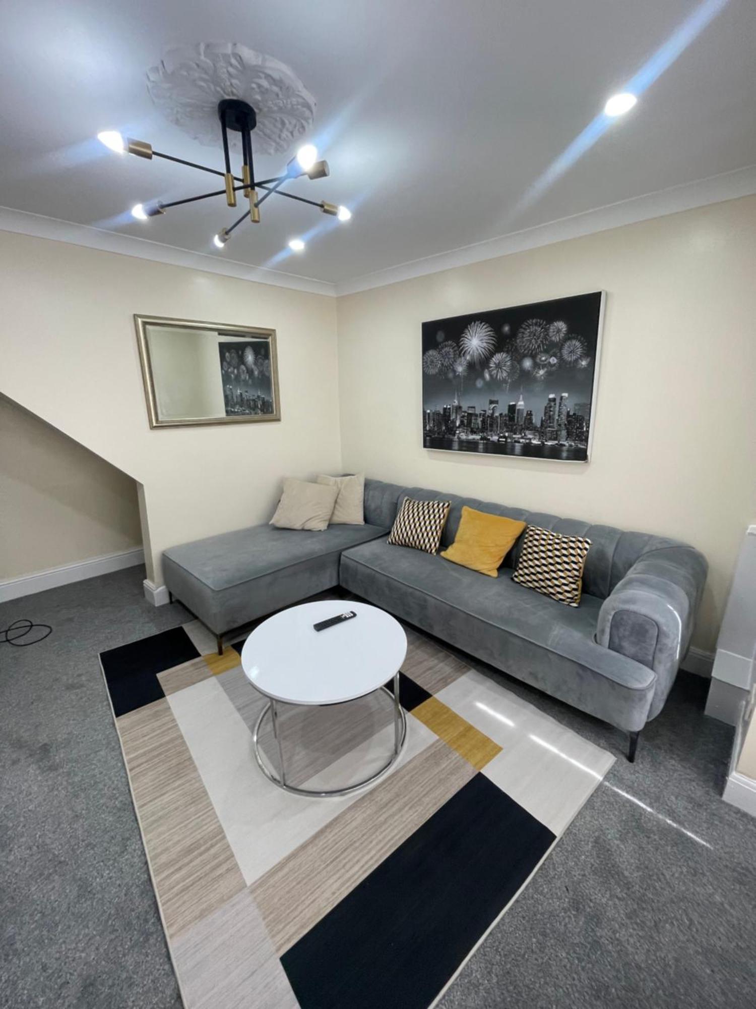 Luxury 2 Bed House And Pool Table In Harborne Birmingham
