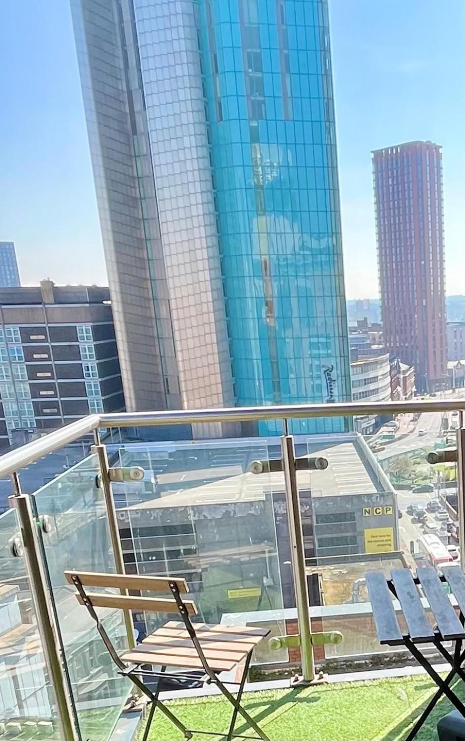 Modern Centre Sleeps 4, Walk To Everything! Apartment