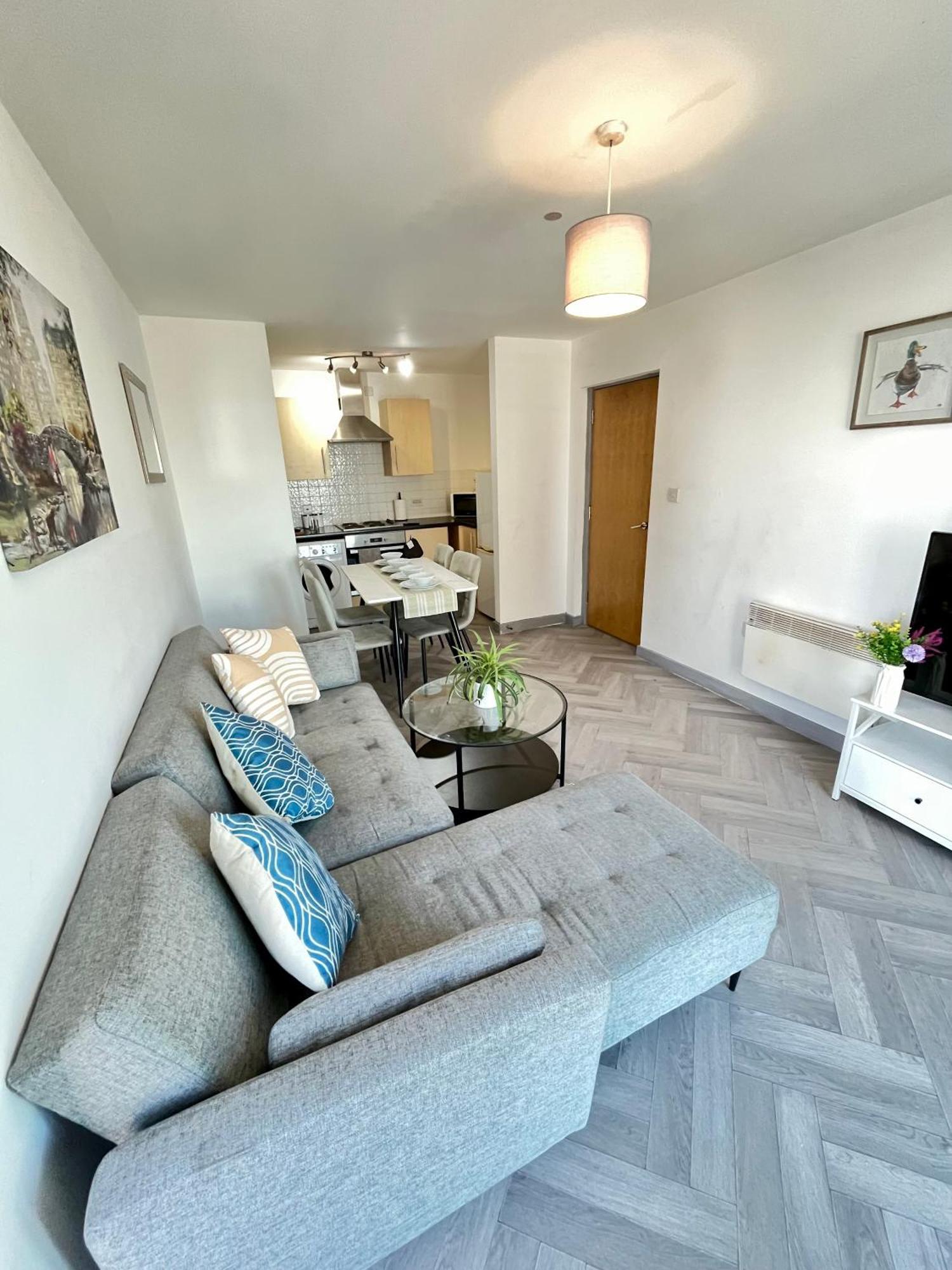 Modern Centre Sleeps 4, Walk To Everything! Apartment *