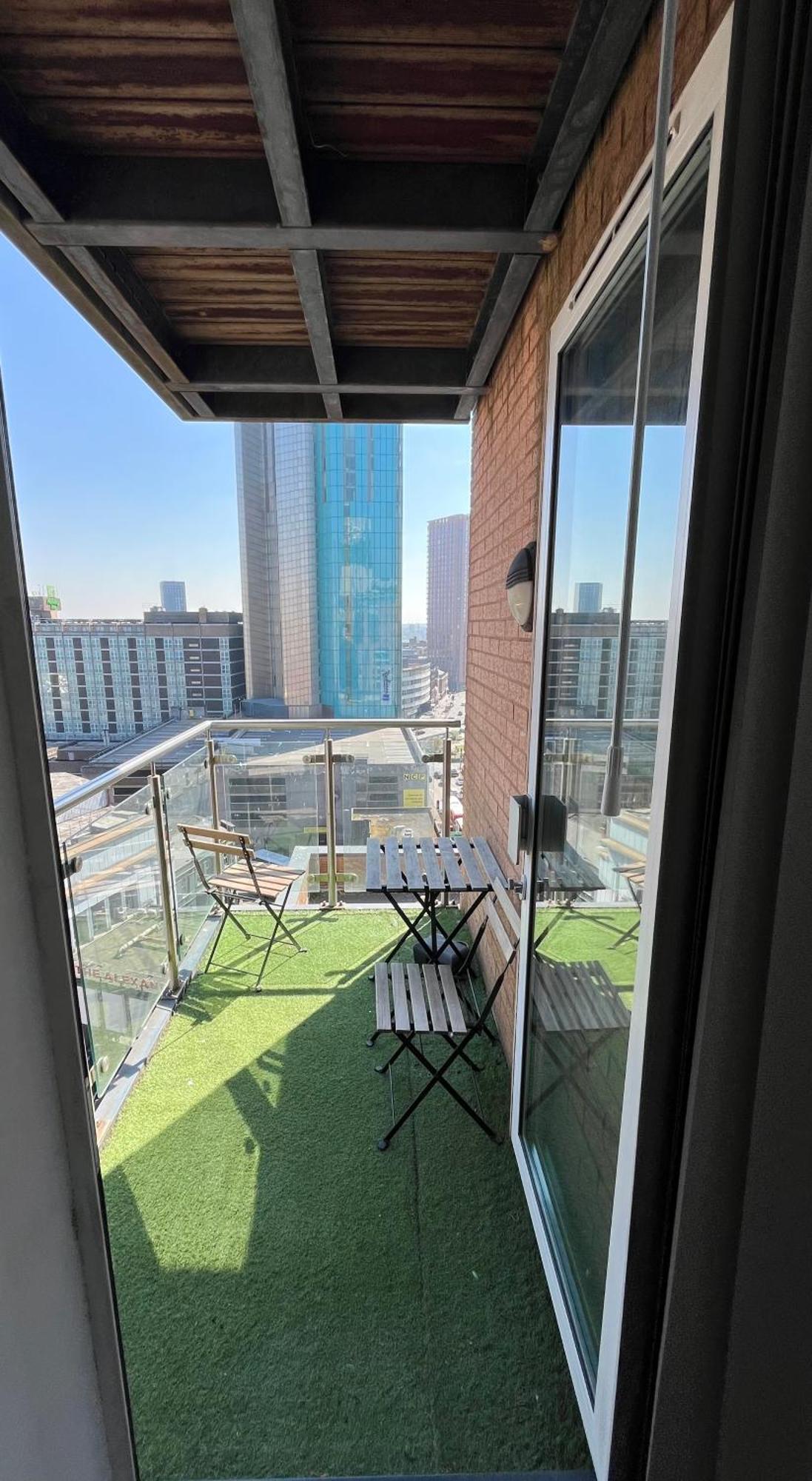 Modern Centre Sleeps 4, Walk To Everything! Birmingham