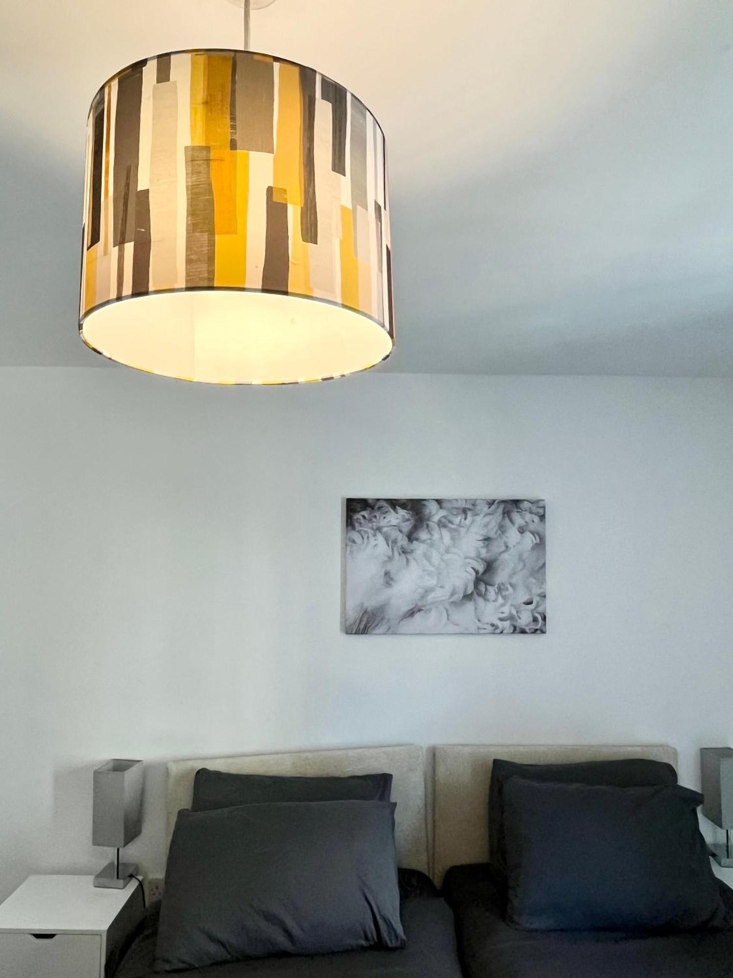 Modern Centre Sleeps 4, Walk To Everything! *