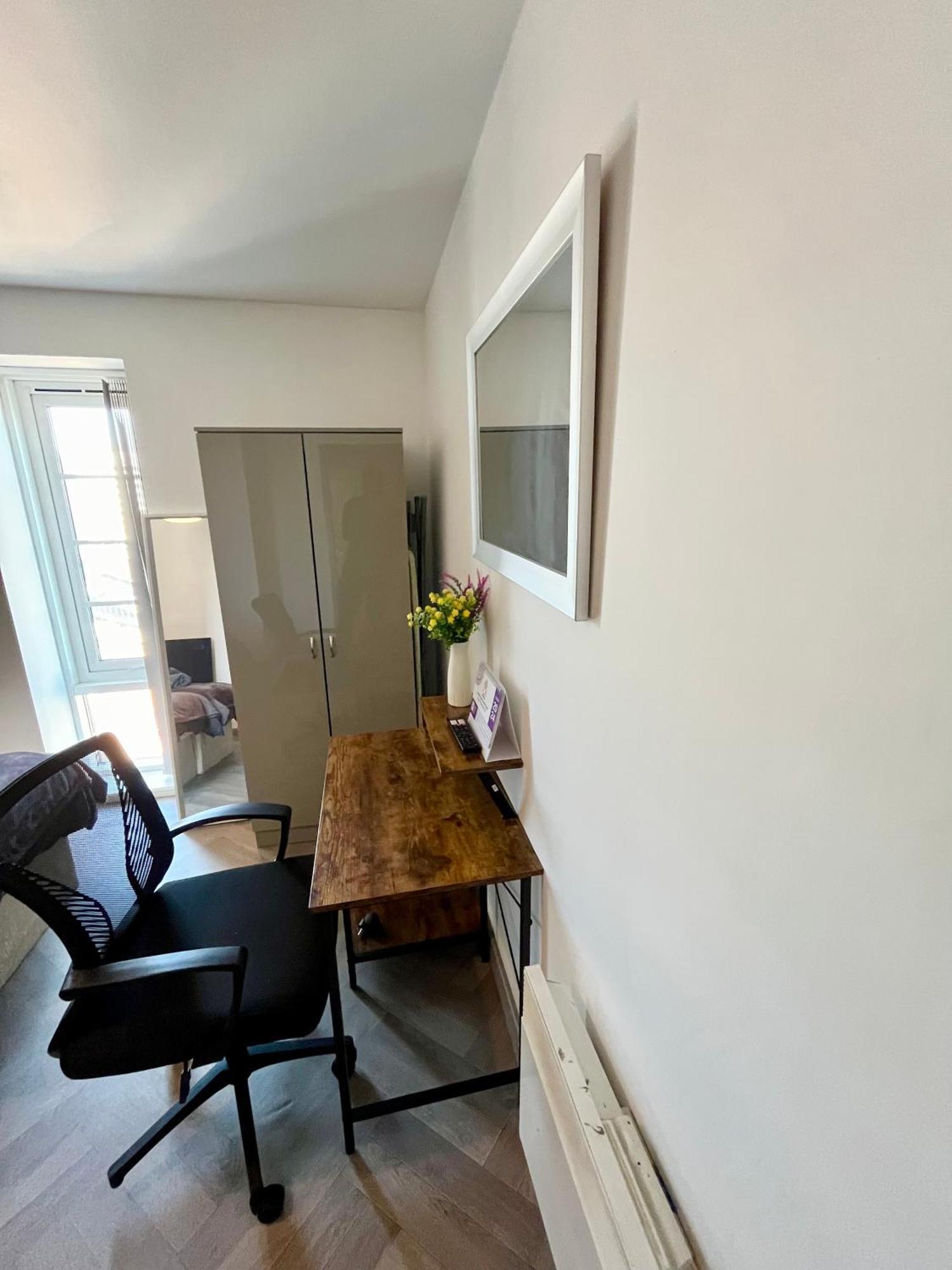 Modern Centre Sleeps 4, Walk To Everything! Apartment