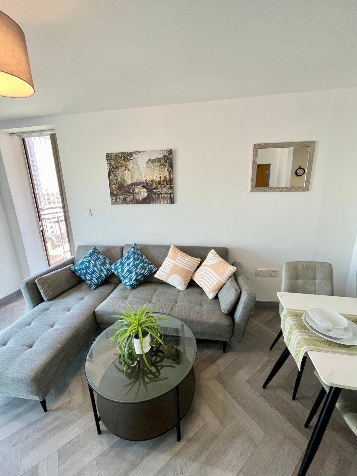 Apartment Modern Centre Sleeps 4, Walk To Everything! Birmingham