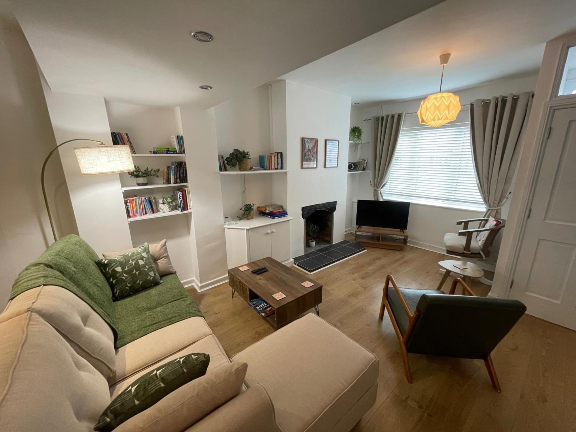 Holiday home Familyfriendly - Sleeps6 - Privateparking - Garden