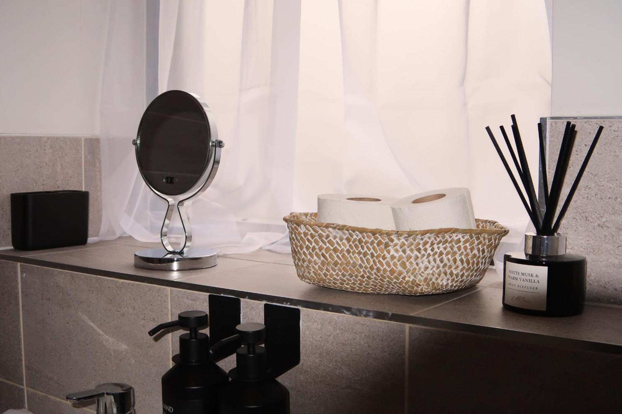 Stylish Centre Apartment, 24-7 Secure Access And Free Wifi * Birmingham
