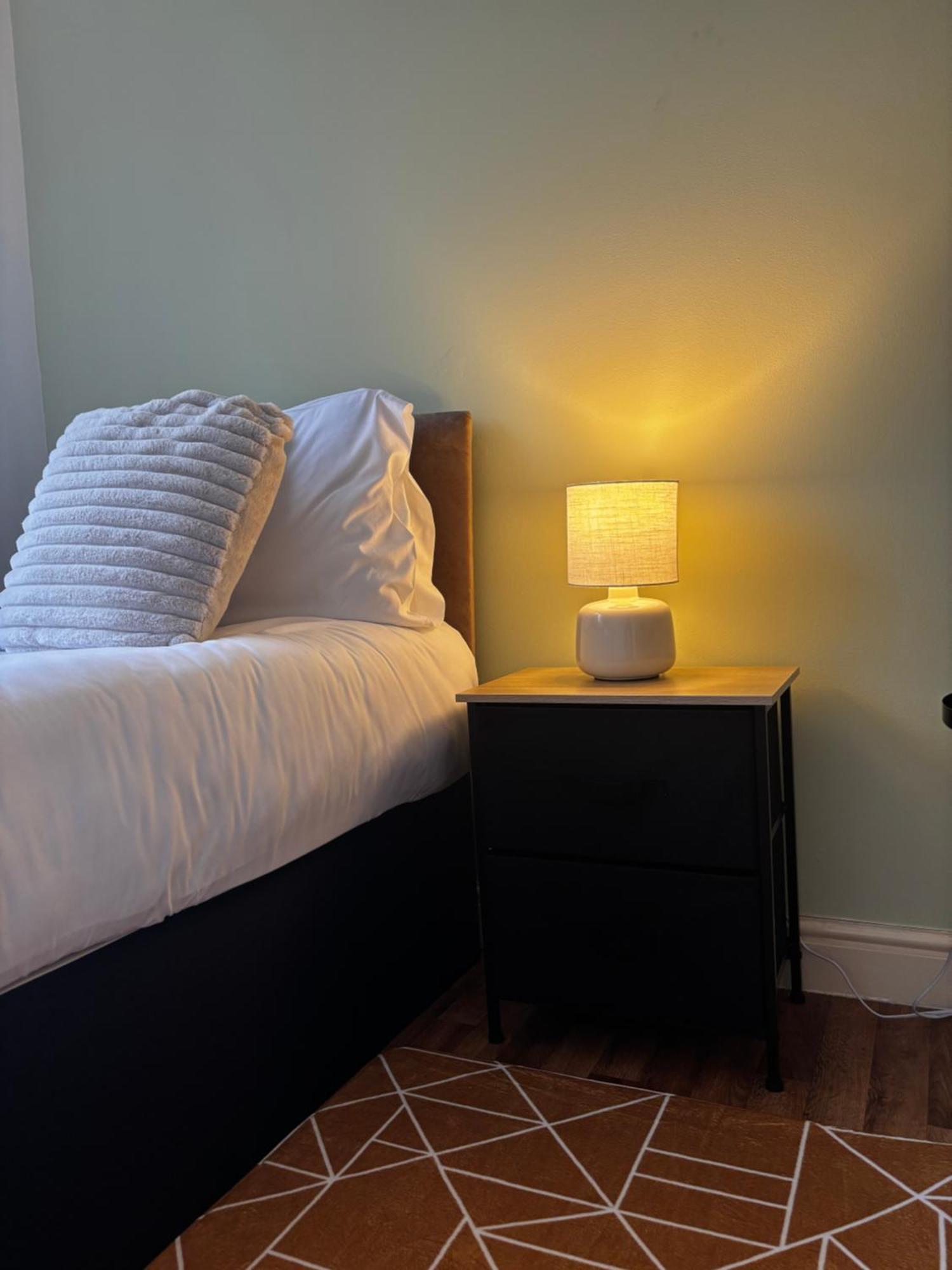 Apartment Huge 8 Bedroom Contractor House, Birmingham, Links To M5, M6 & A38 *