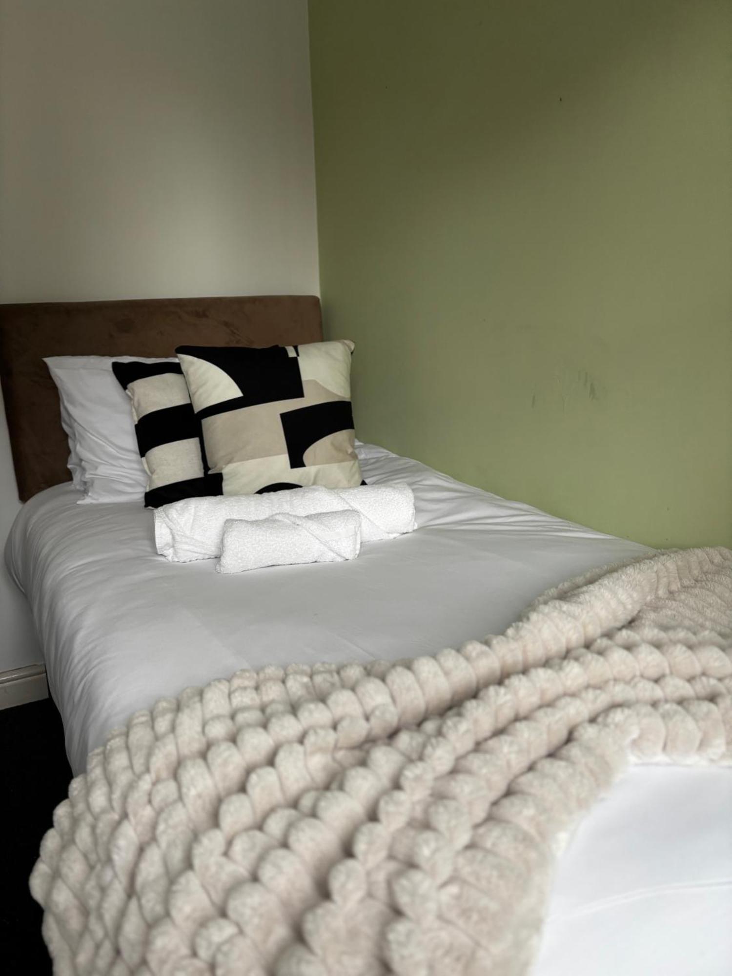 Huge 8 Bedroom Contractor House, Birmingham, Links To M5, M6 & A38 *