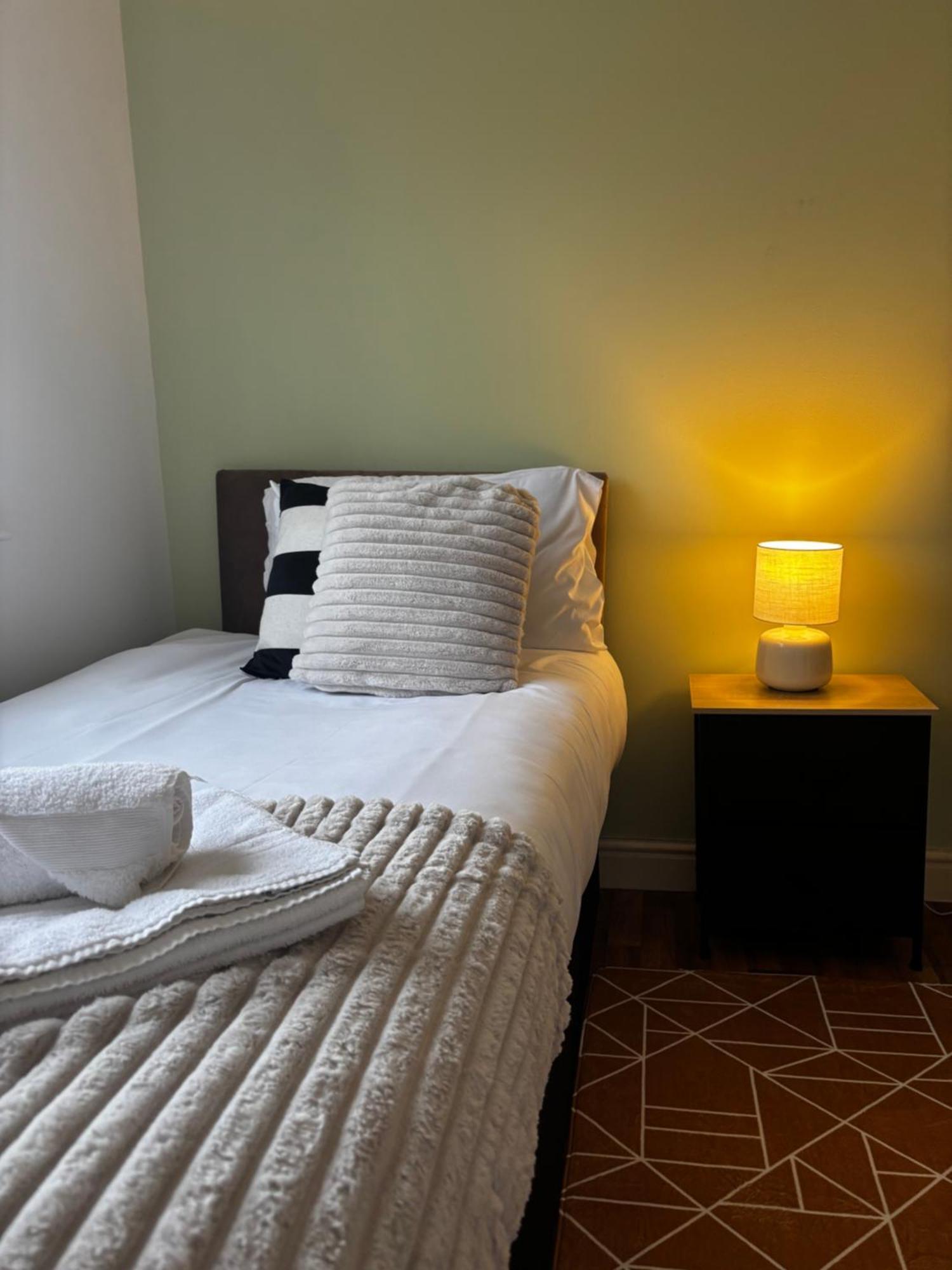 Apartment Huge 8 Bedroom Contractor House, Birmingham, Links To M5, M6 & A38