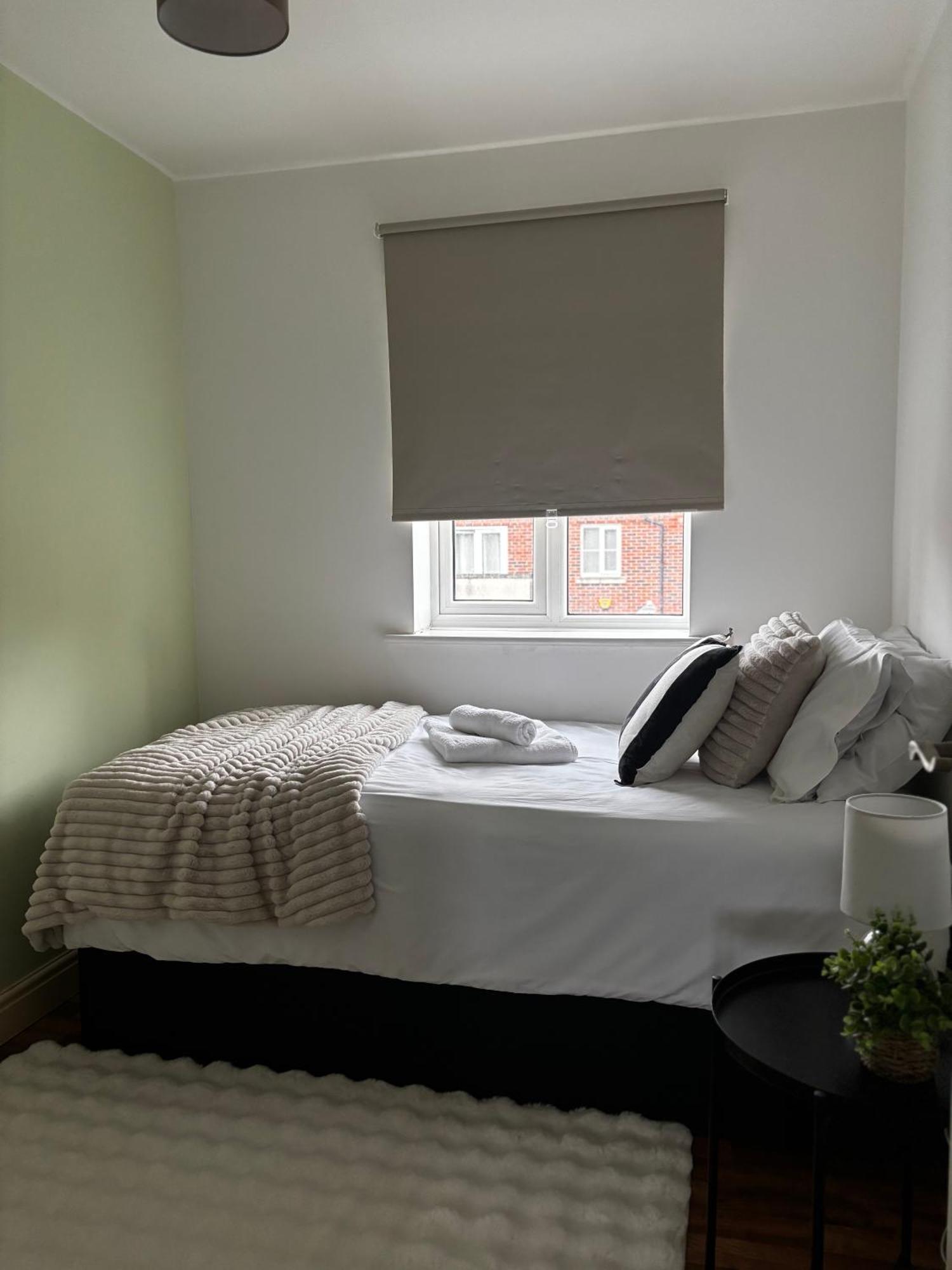 Apartment Huge 8 Bedroom Contractor House, Birmingham, Links To M5, M6 & A38 *
