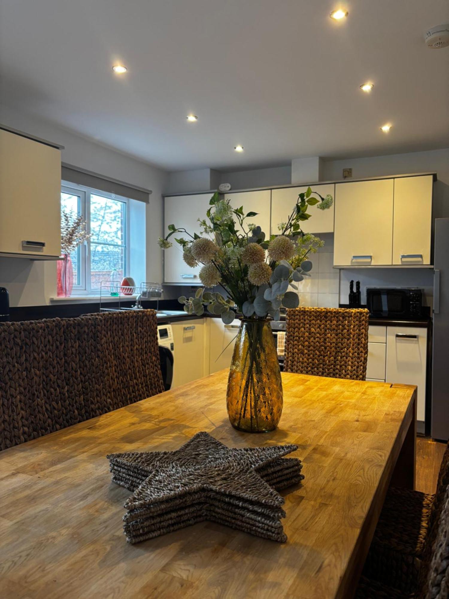 Apartment Huge 8 Bedroom Contractor House, Birmingham, Links To M5, M6 & A38 Birmingham