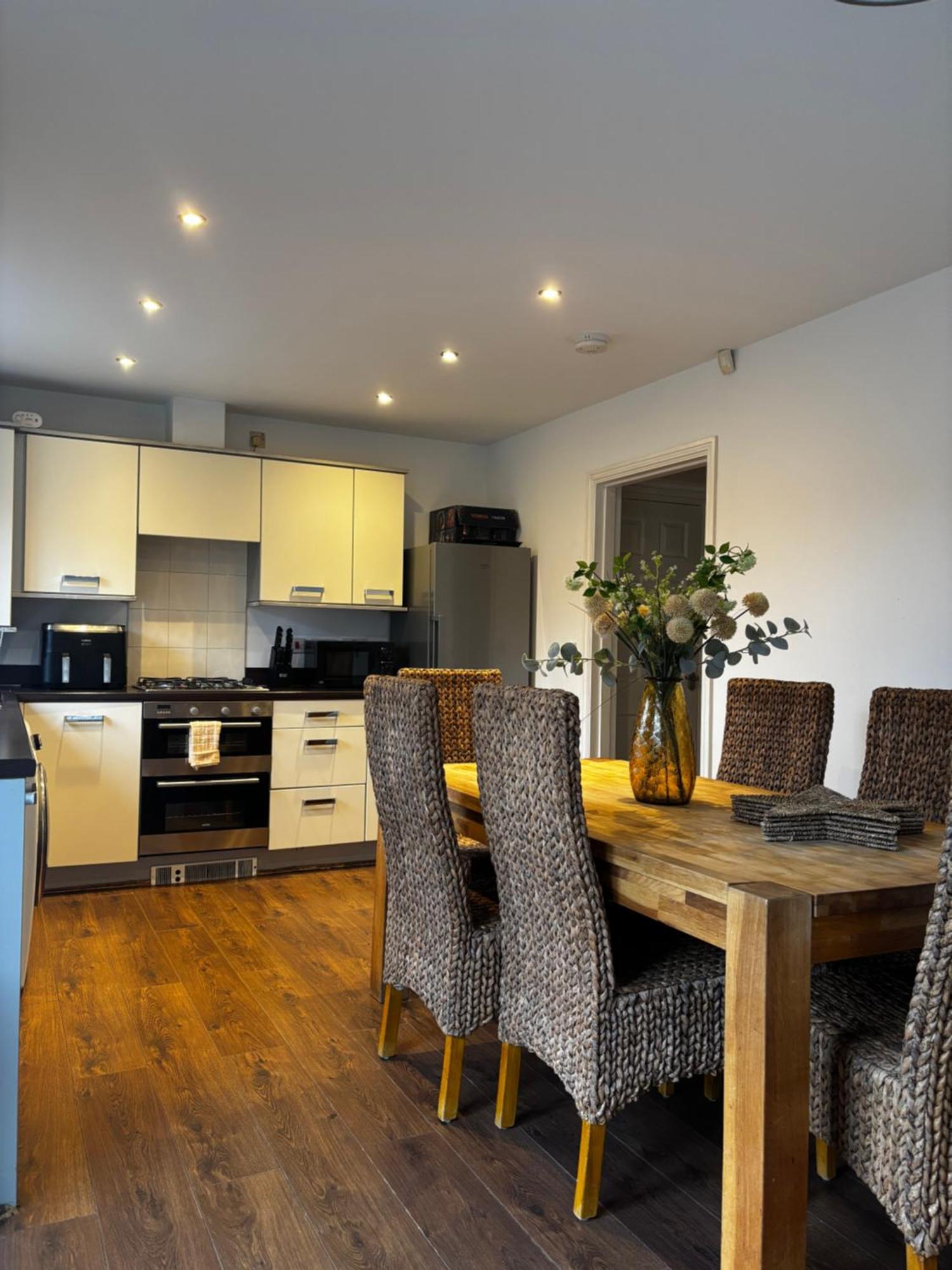 Huge 8 Bedroom Contractor House, Birmingham, Links To M5, M6 & A38 Apartment