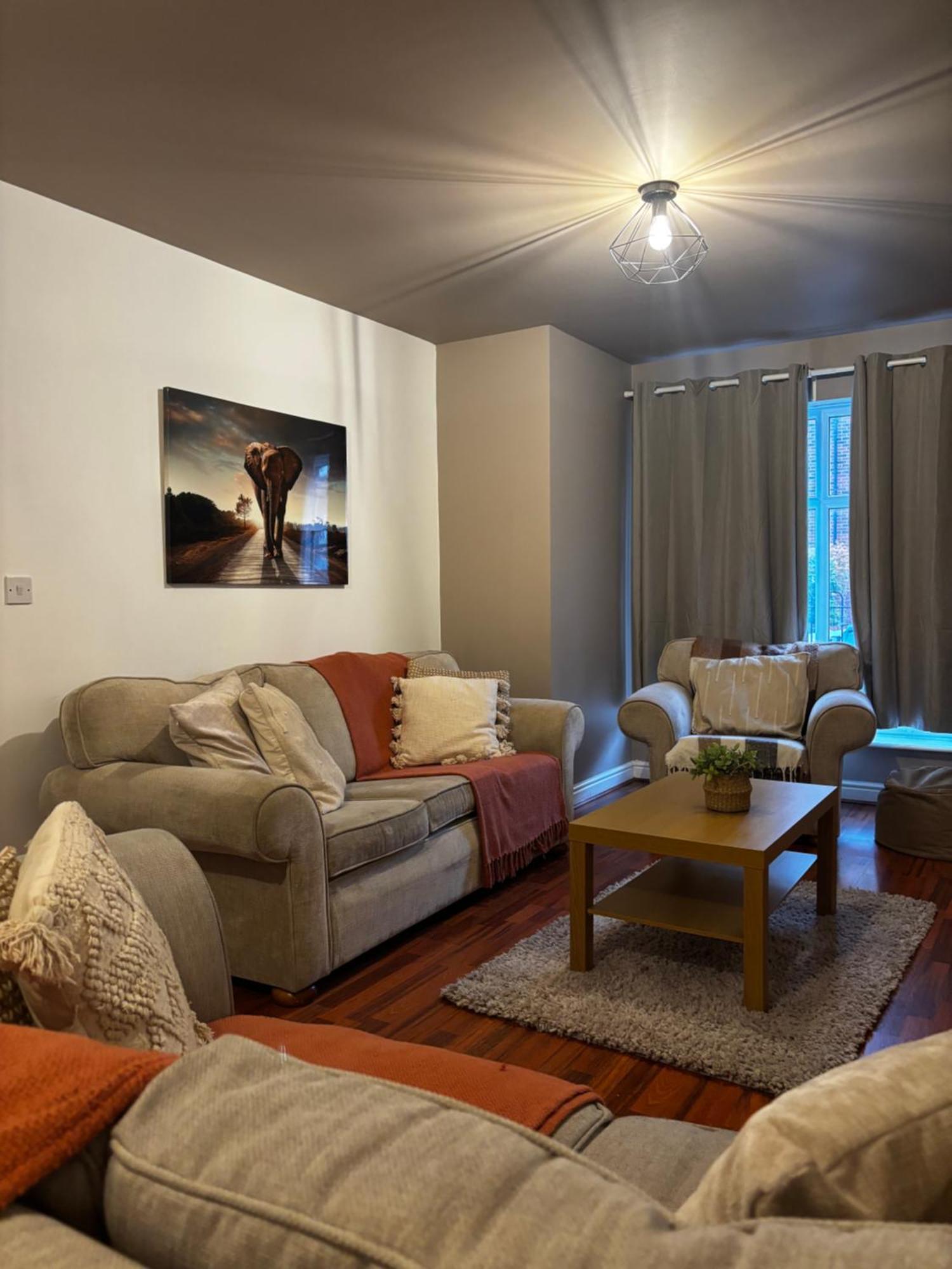 Apartment Huge 8 Bedroom Contractor House, Birmingham, Links To M5, M6 & A38