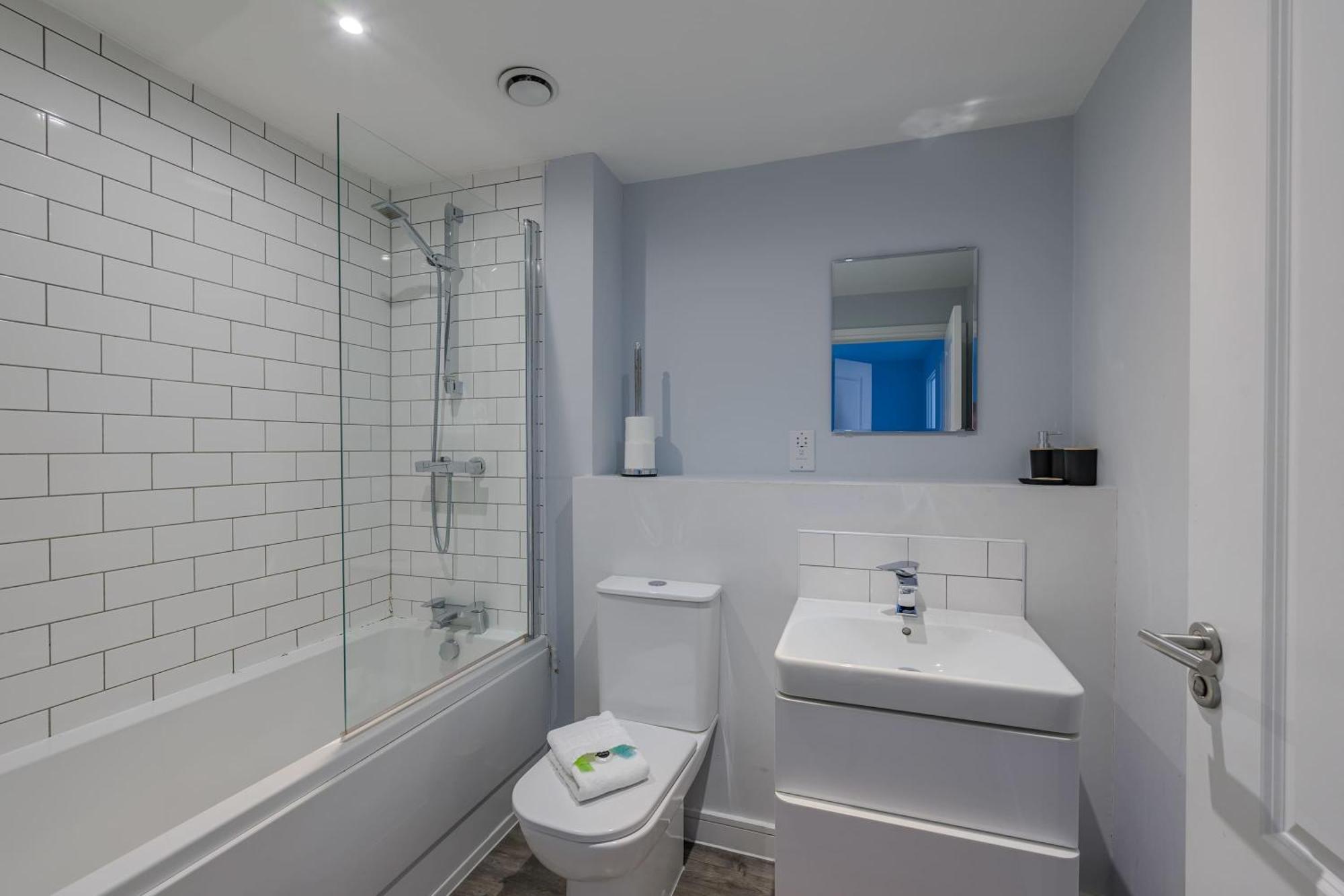Bright 1 Bedroom Apartment, *