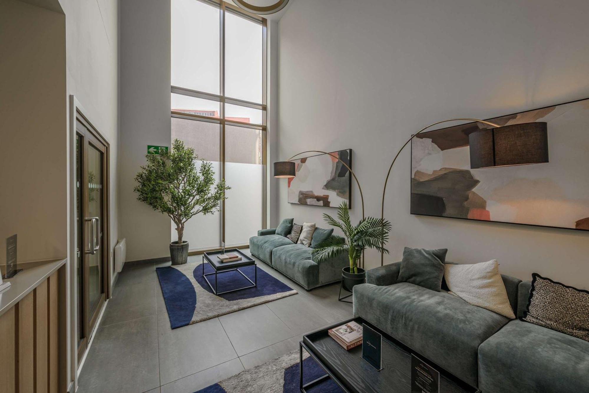 Fabulous 2 Bed Flat In W Views *