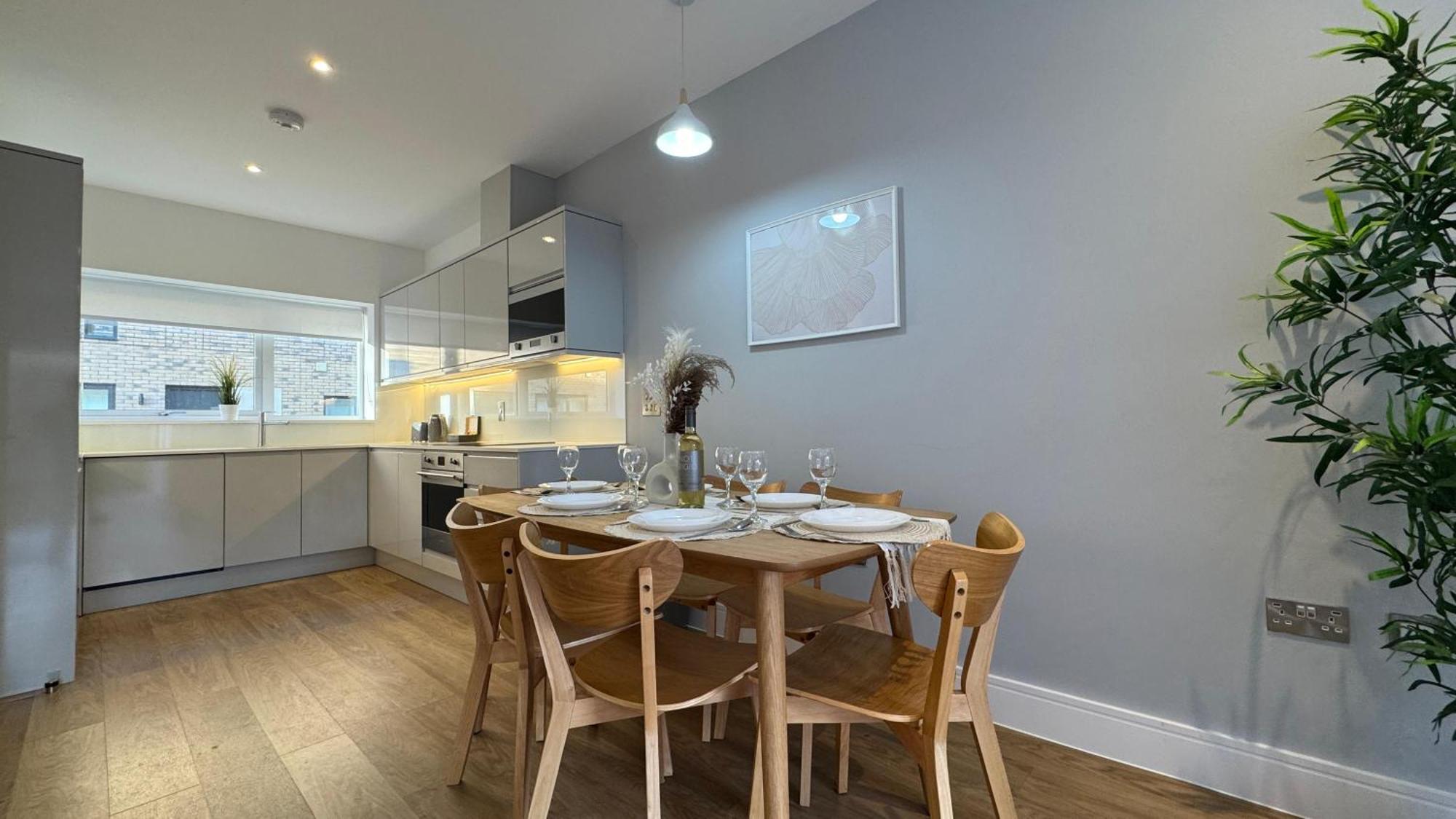 Luxury Four Bedroom Townhouse - Netflix - Garden - Balconies 17sl