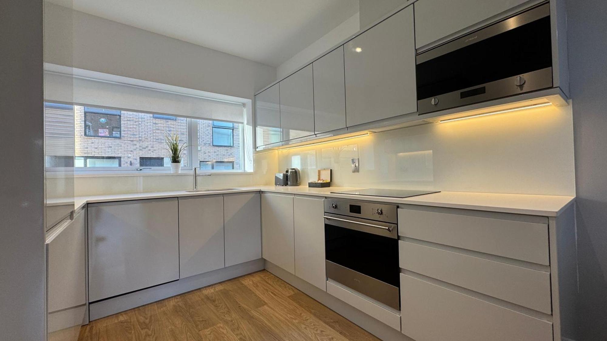 Luxury Four Bedroom Townhouse - Netflix - Garden - Balconies 17sl