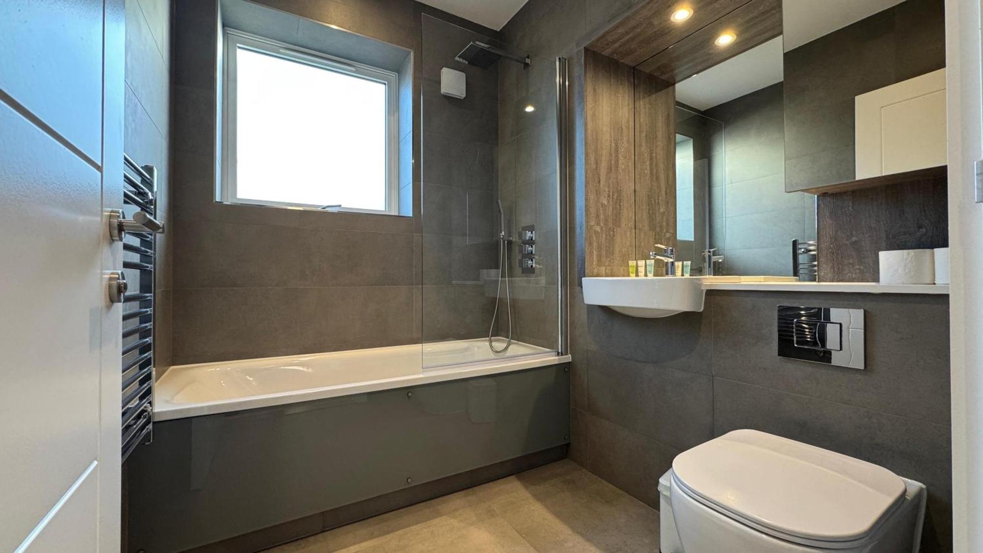 Luxury Four Bedroom Townhouse - Netflix - Garden - Balconies 17sl Holiday home Birmingham