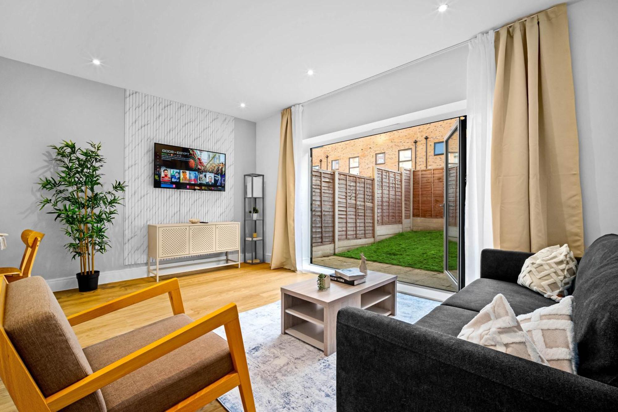 Luxury Four Bedroom Townhouse - Netflix - Garden - Balconies 17sl * Birmingham