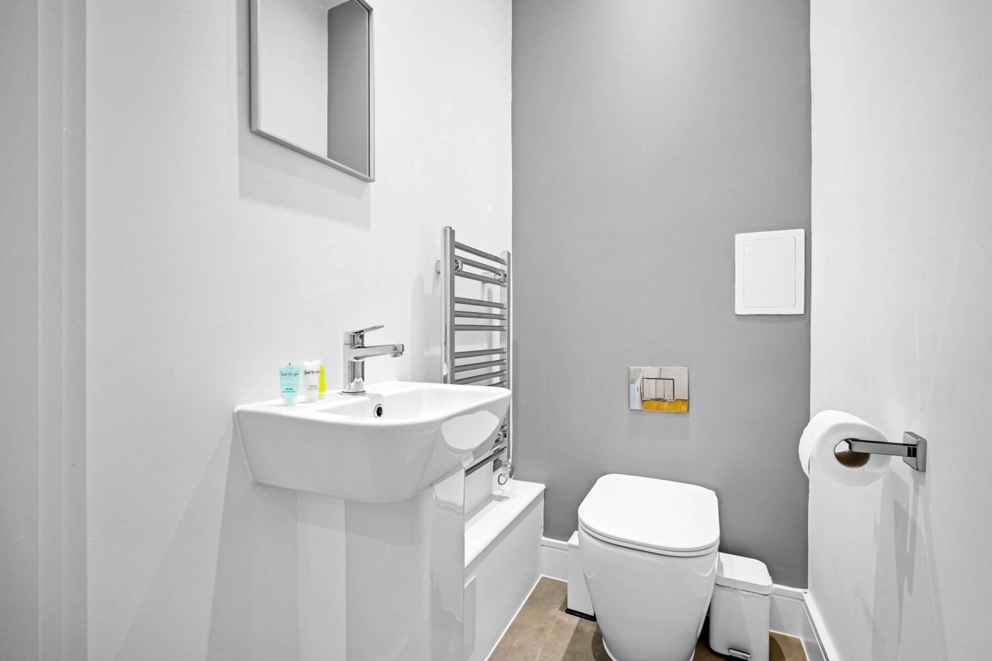 Luxury Four Bedroom Townhouse - Netflix - Garden - Balconies 17sl * Birmingham