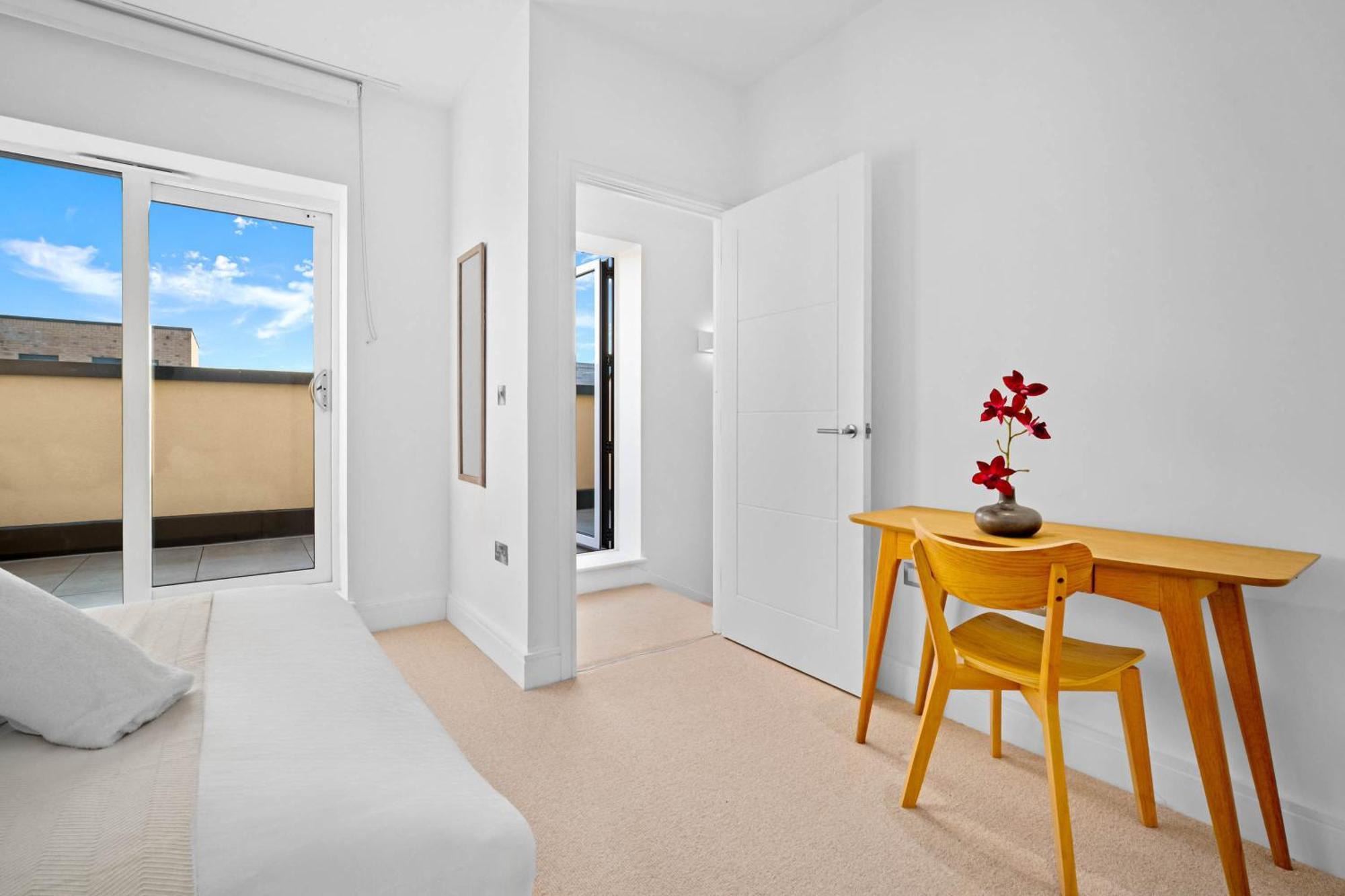 Luxury Four Bedroom Townhouse - Netflix - Garden - Balconies 17sl *
