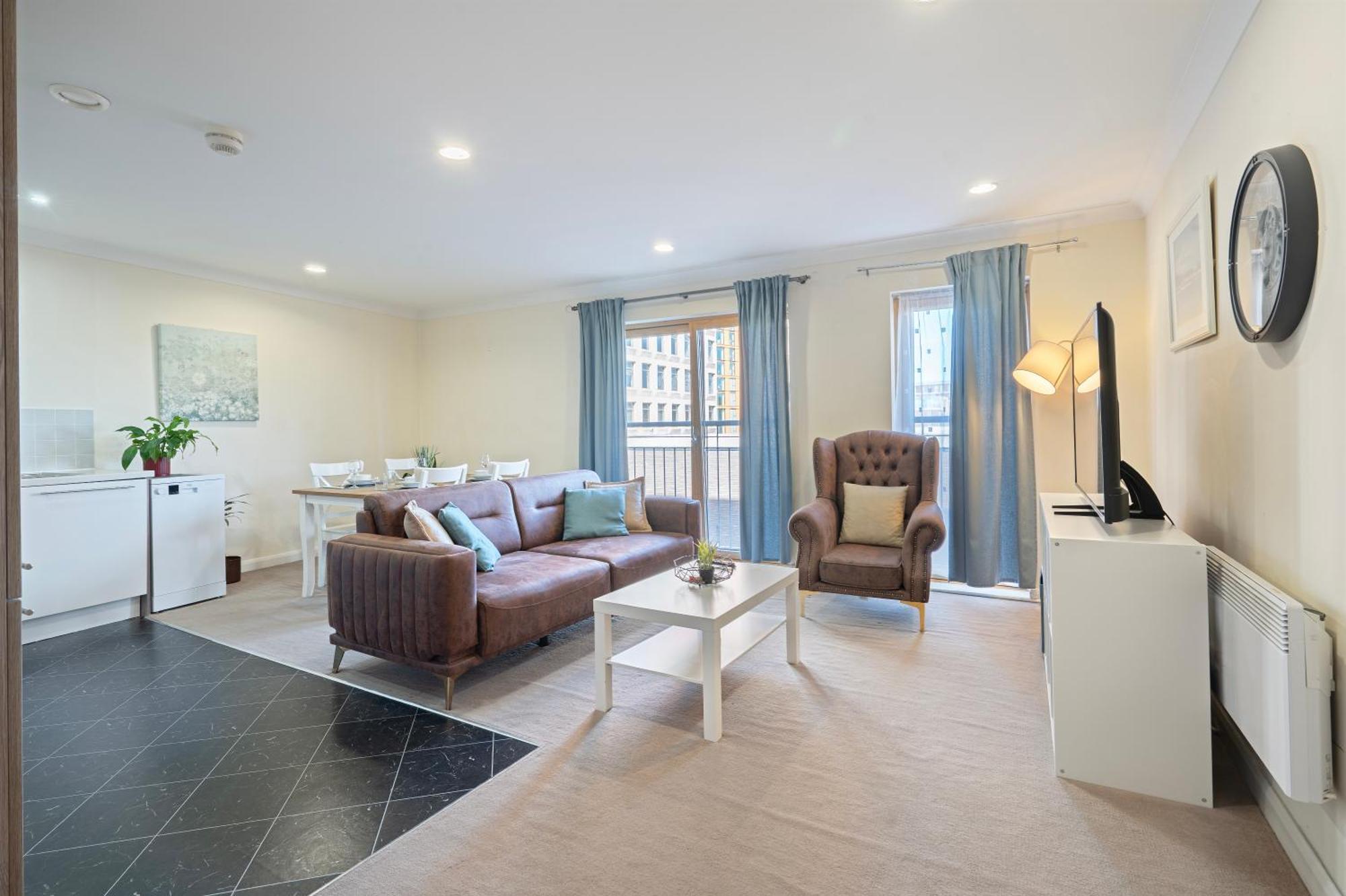 Steps Away From New Street Station & 2 Beds & 2 Baths Flat At Center Apartment *