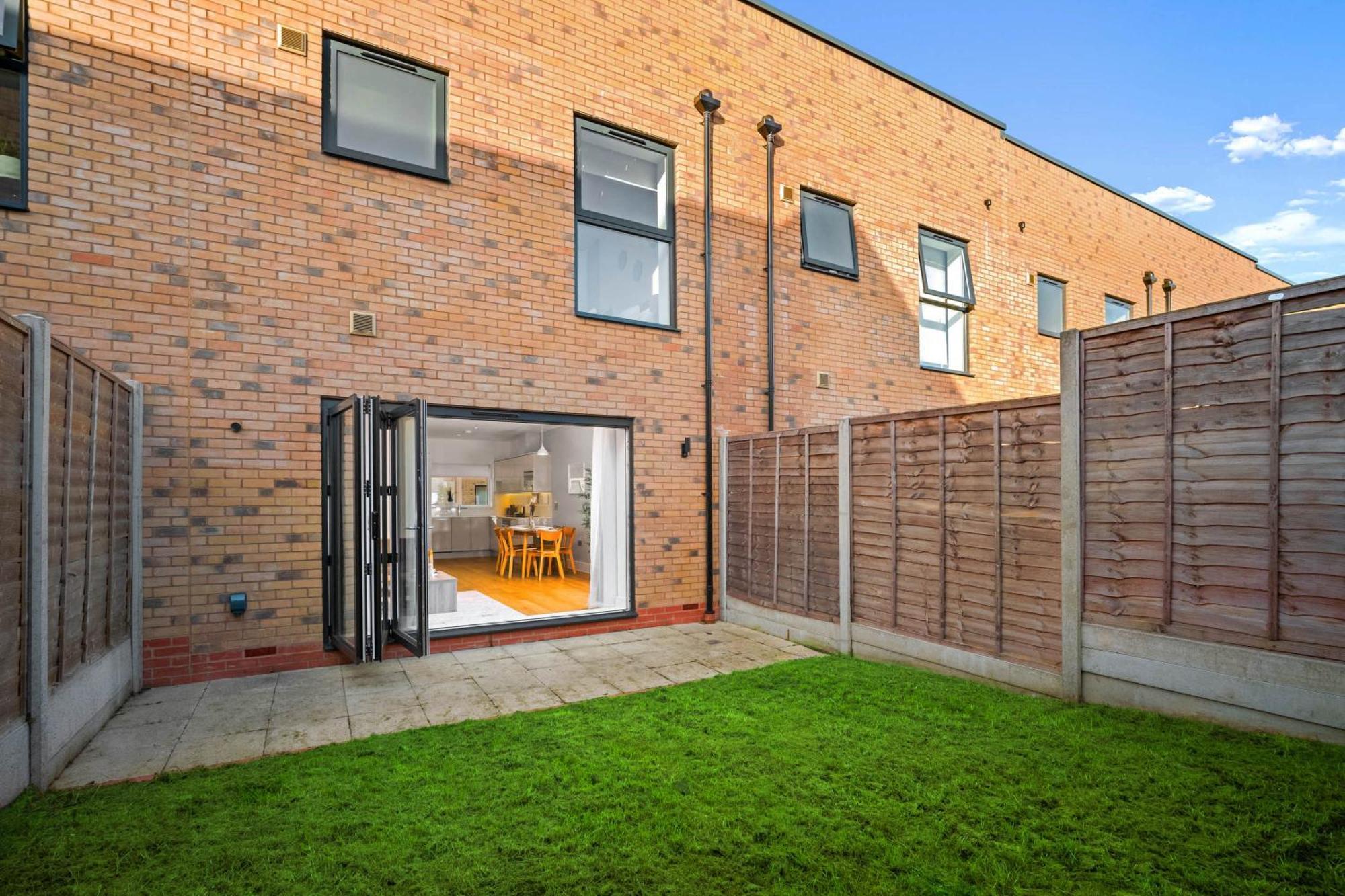 Luxury Four Bedroom Townhouse - Netflix - Garden - Balconies 17sl Holiday home