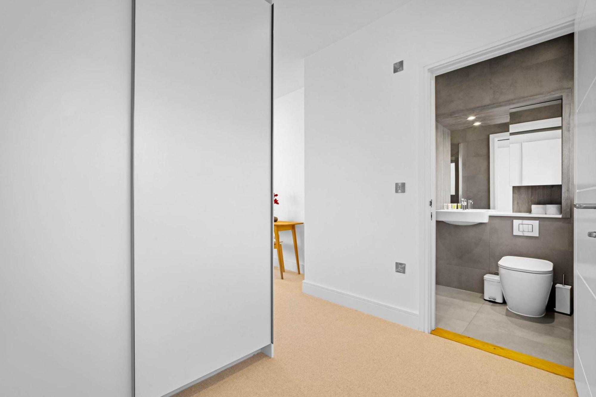 Luxury Four Bedroom Townhouse - Netflix - Garden - Balconies 17sl Birmingham
