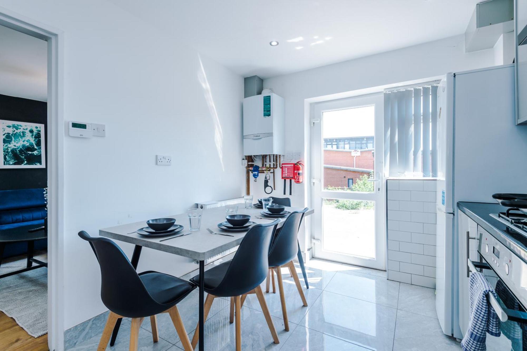 Holiday home Spacious 4 Bed House In Centre, Ideal For Long Term With Free Parking