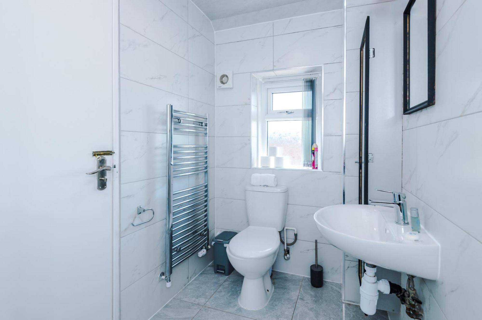 Spacious 4 Bed House In Centre, Ideal For Long Term With Free Parking Holiday home *