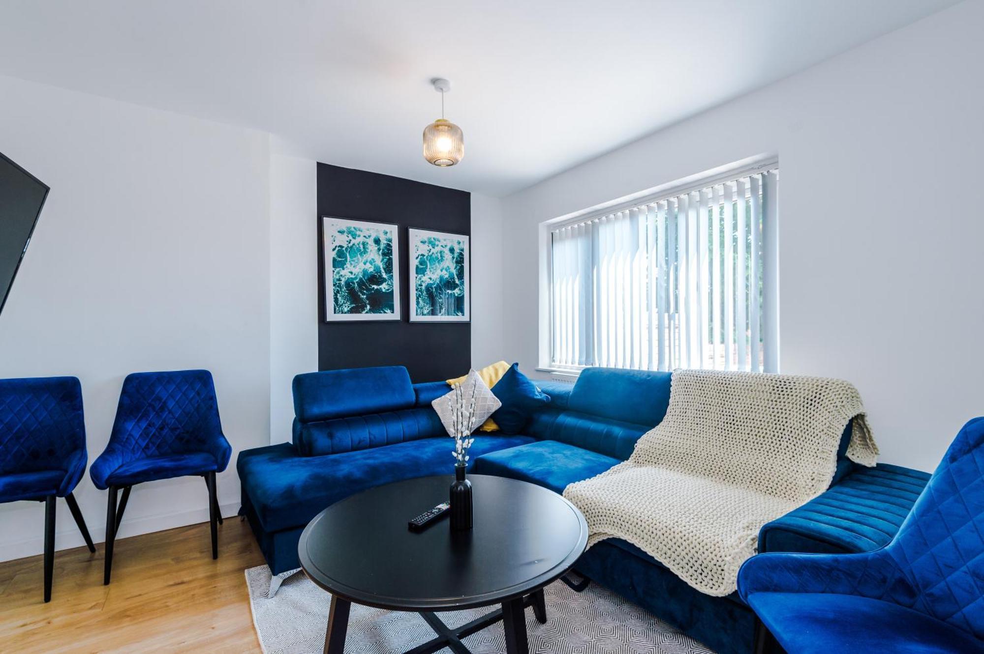 Holiday home Spacious 4 Bed House In Centre, Ideal For Long Term With Free Parking *