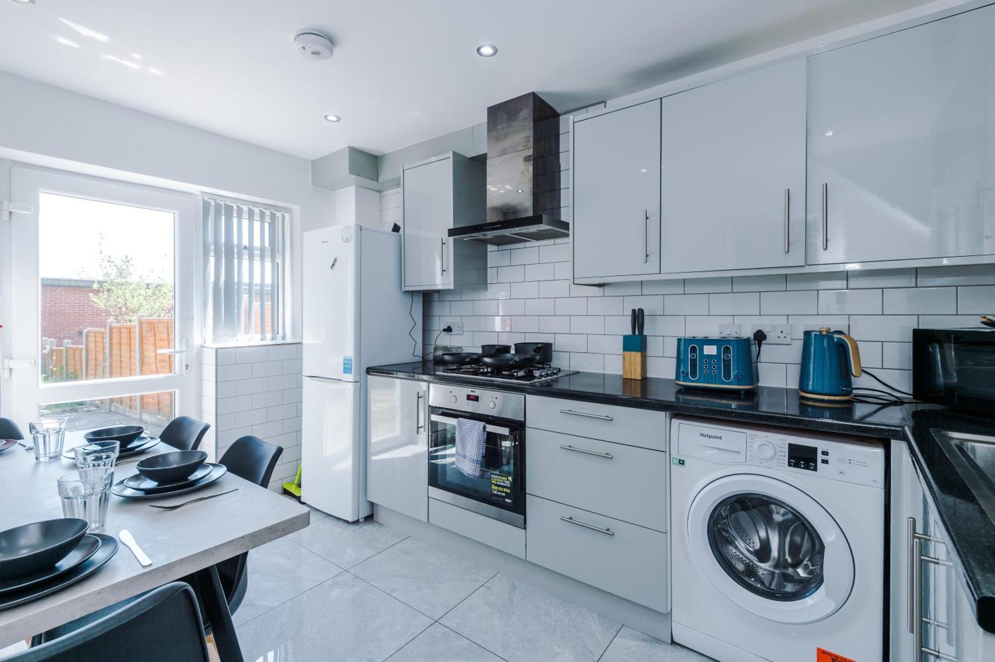 Spacious 4 Bed House In Centre, Ideal For Long Term With Free Parking Holiday home