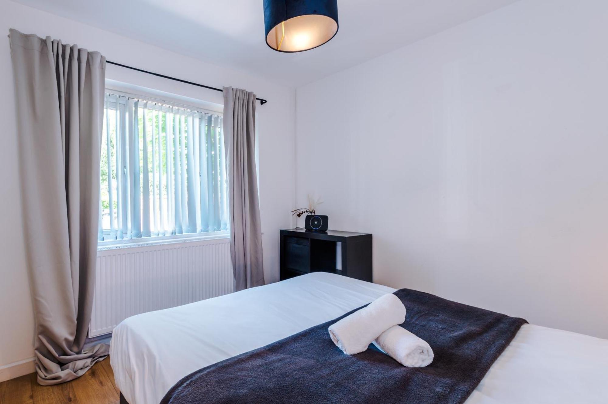 Spacious 4 Bed House In Centre, Ideal For Long Term With Free Parking *