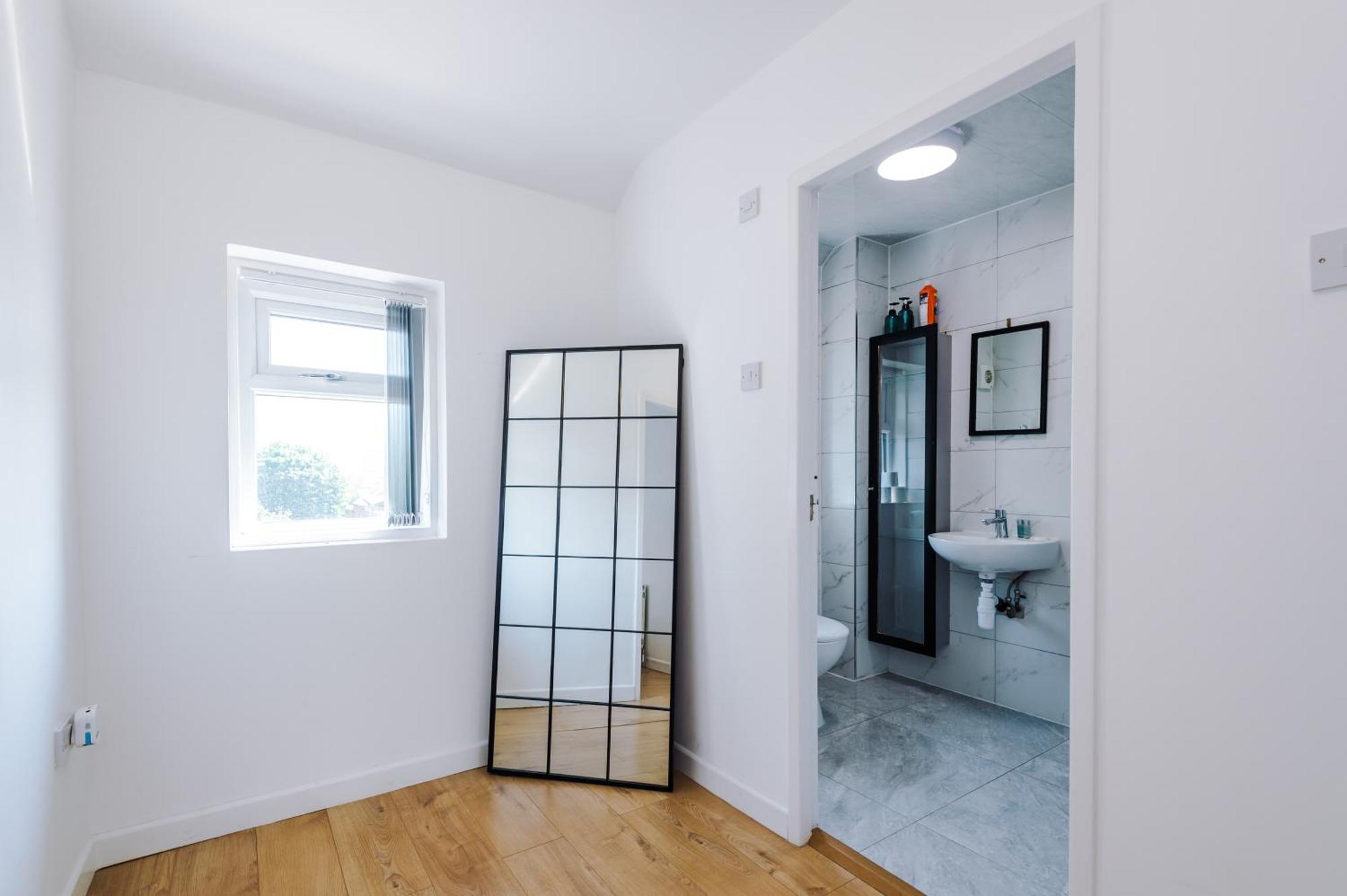 Spacious 4 Bed House In Centre, Ideal For Long Term With Free Parking * Birmingham
