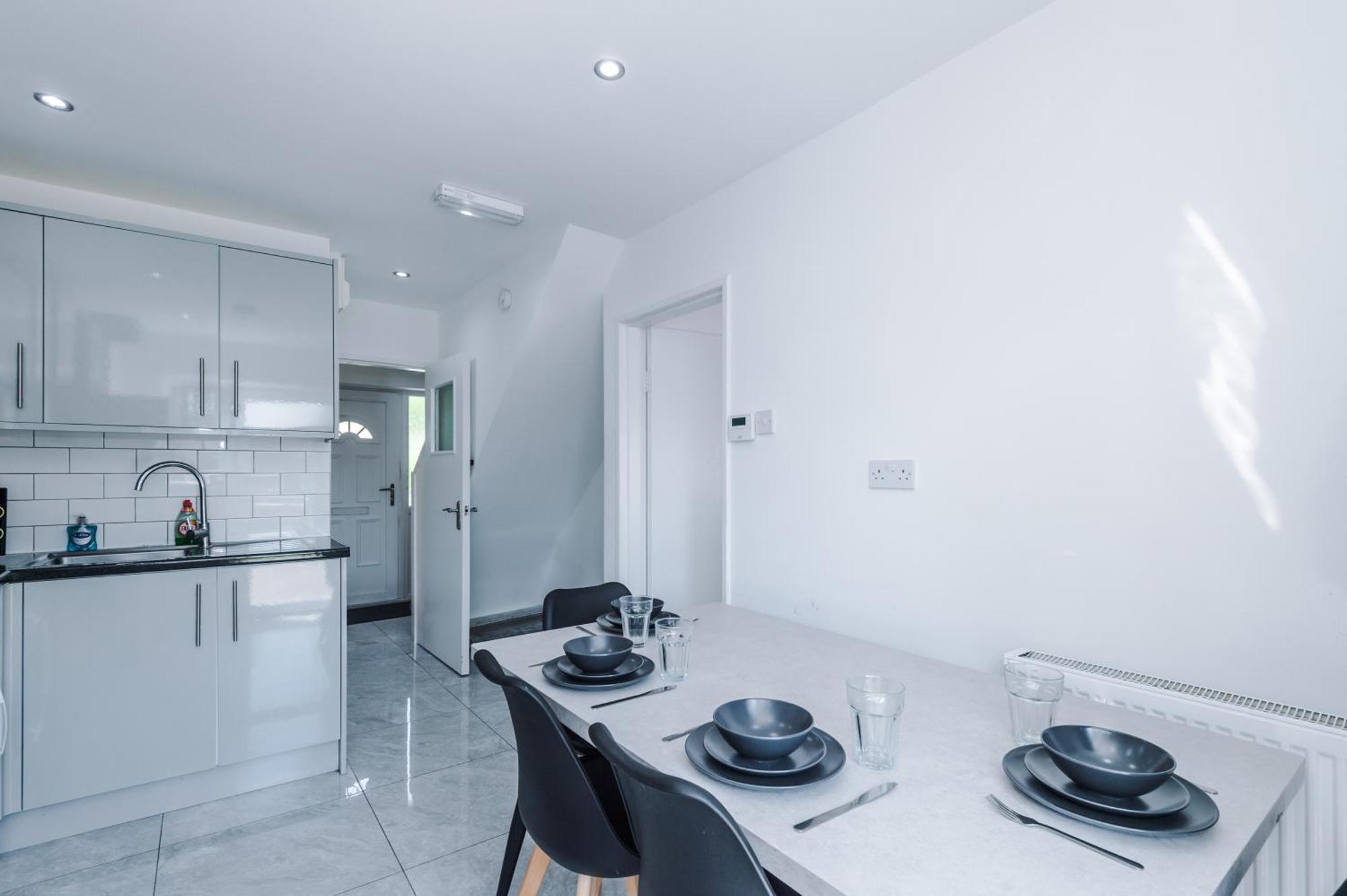 Spacious 4 Bed House In Centre, Ideal For Long Term With Free Parking