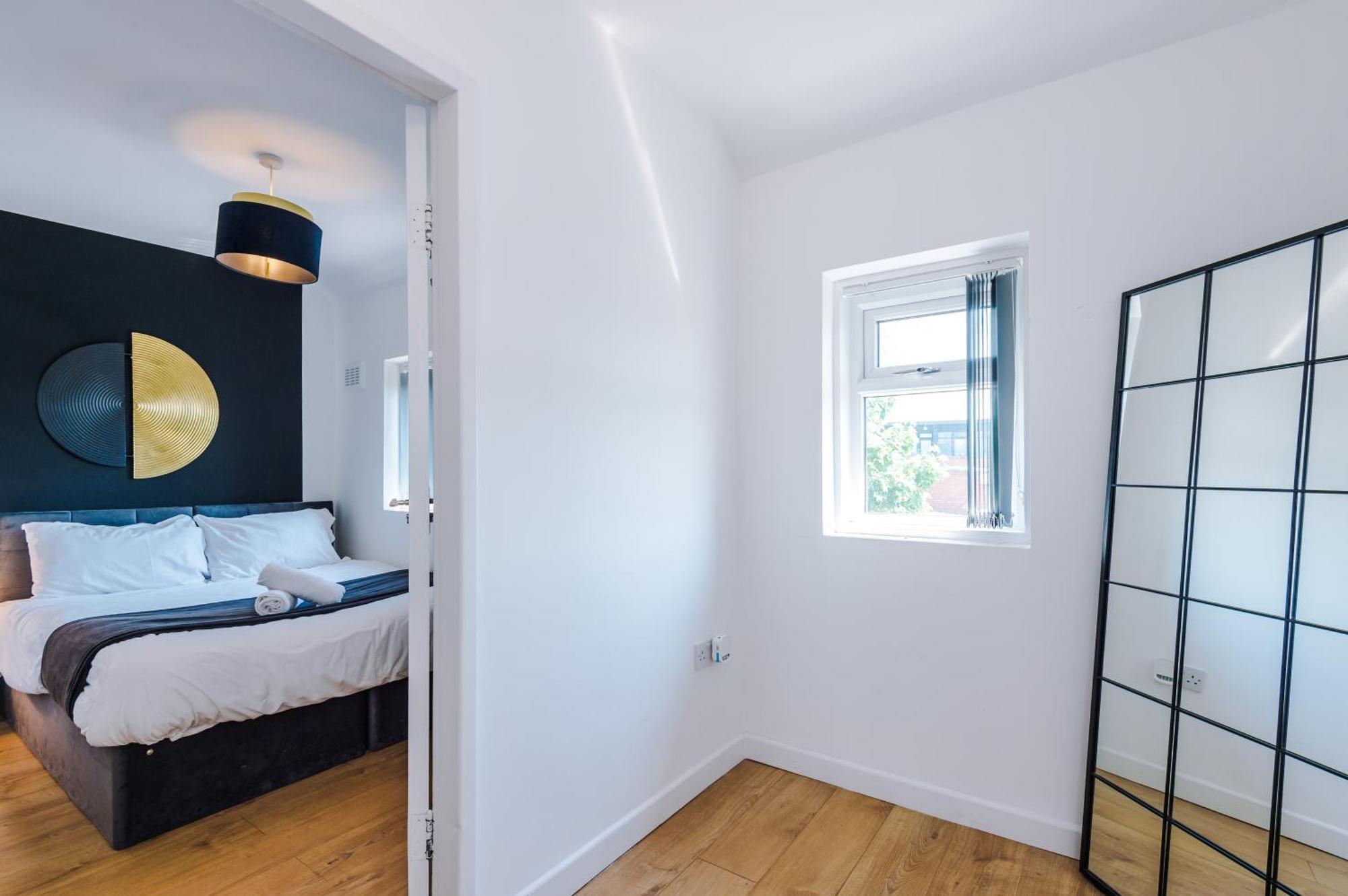 Spacious 4 Bed House In Centre, Ideal For Long Term With Free Parking Holiday home *