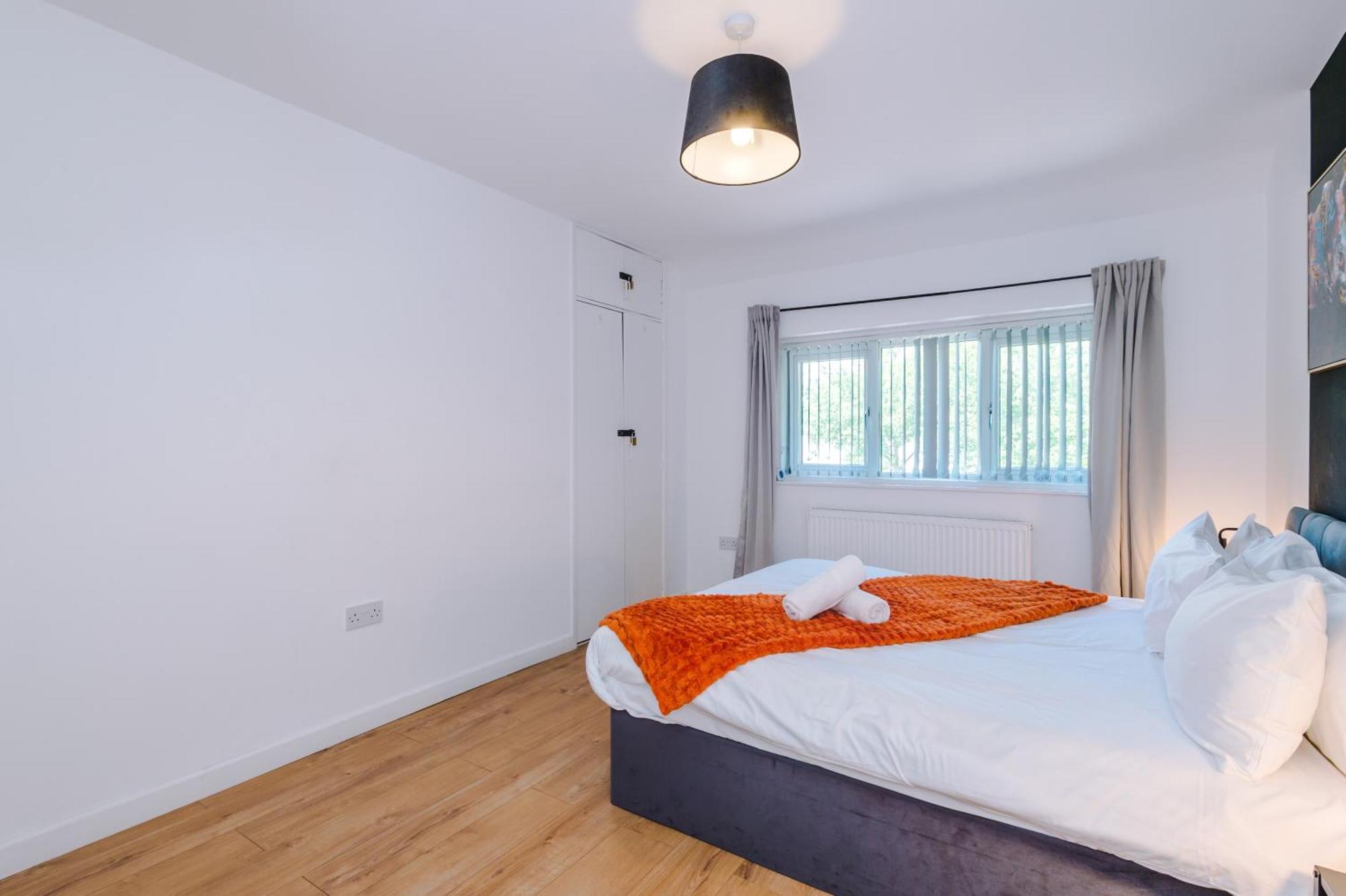 Spacious 4 Bed House In Centre, Ideal For Long Term With Free Parking Birmingham