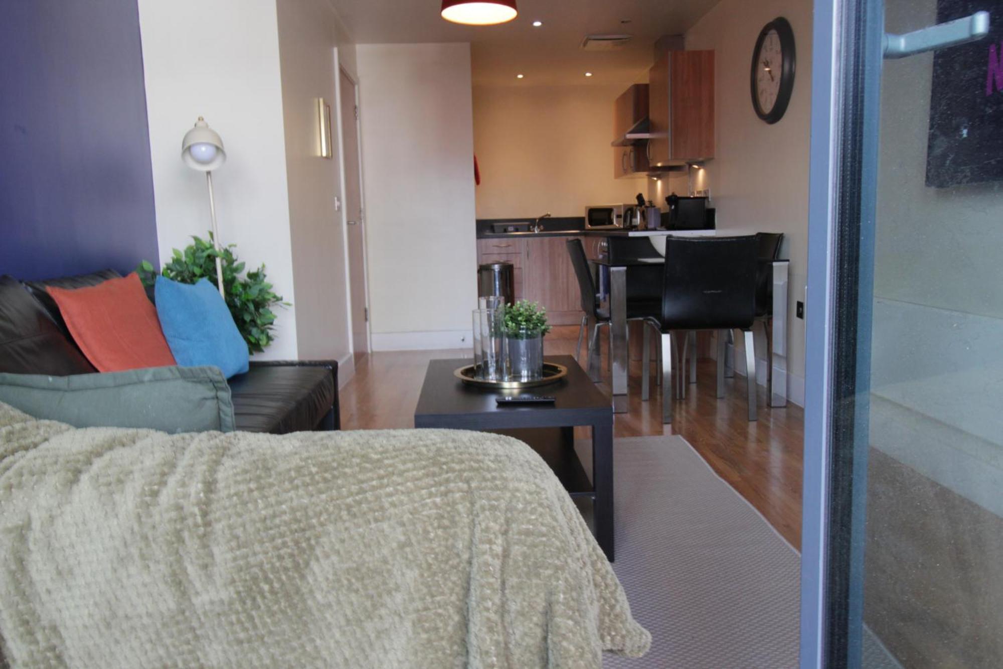 Pride Weekend With Balcony And Parking Apartment Birmingham