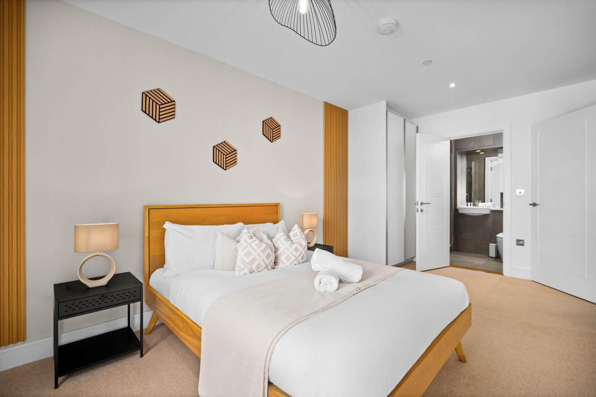 Luxury 2 Bedroom - 2 Bathrooms - Balcony - Fast Wifi 323sw Birmingham