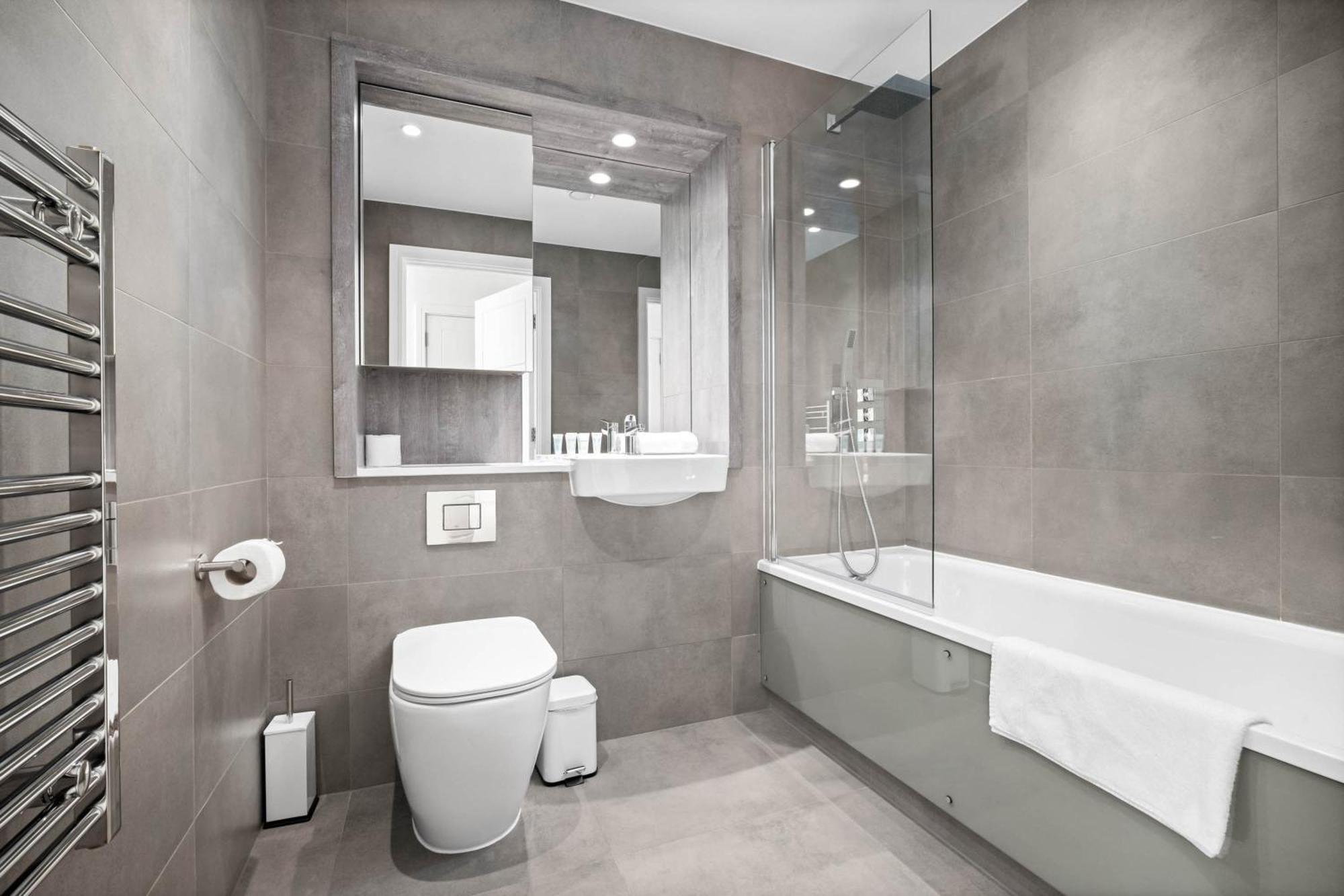 Luxury 2 Bedroom - 2 Bathrooms - Balcony - Fast Wifi 323sw
