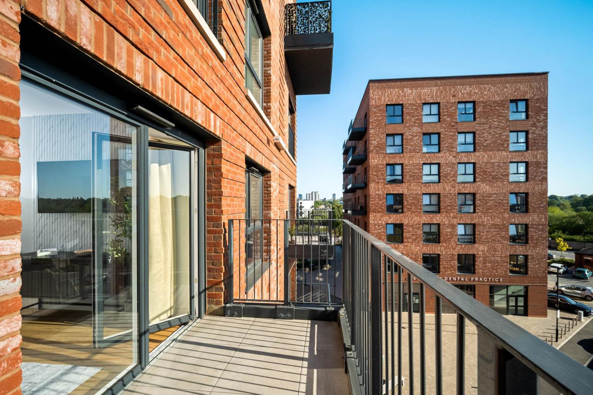 Luxury 2 Bedroom - 2 Bathrooms - Balcony - Fast Wifi 323sw Birmingham