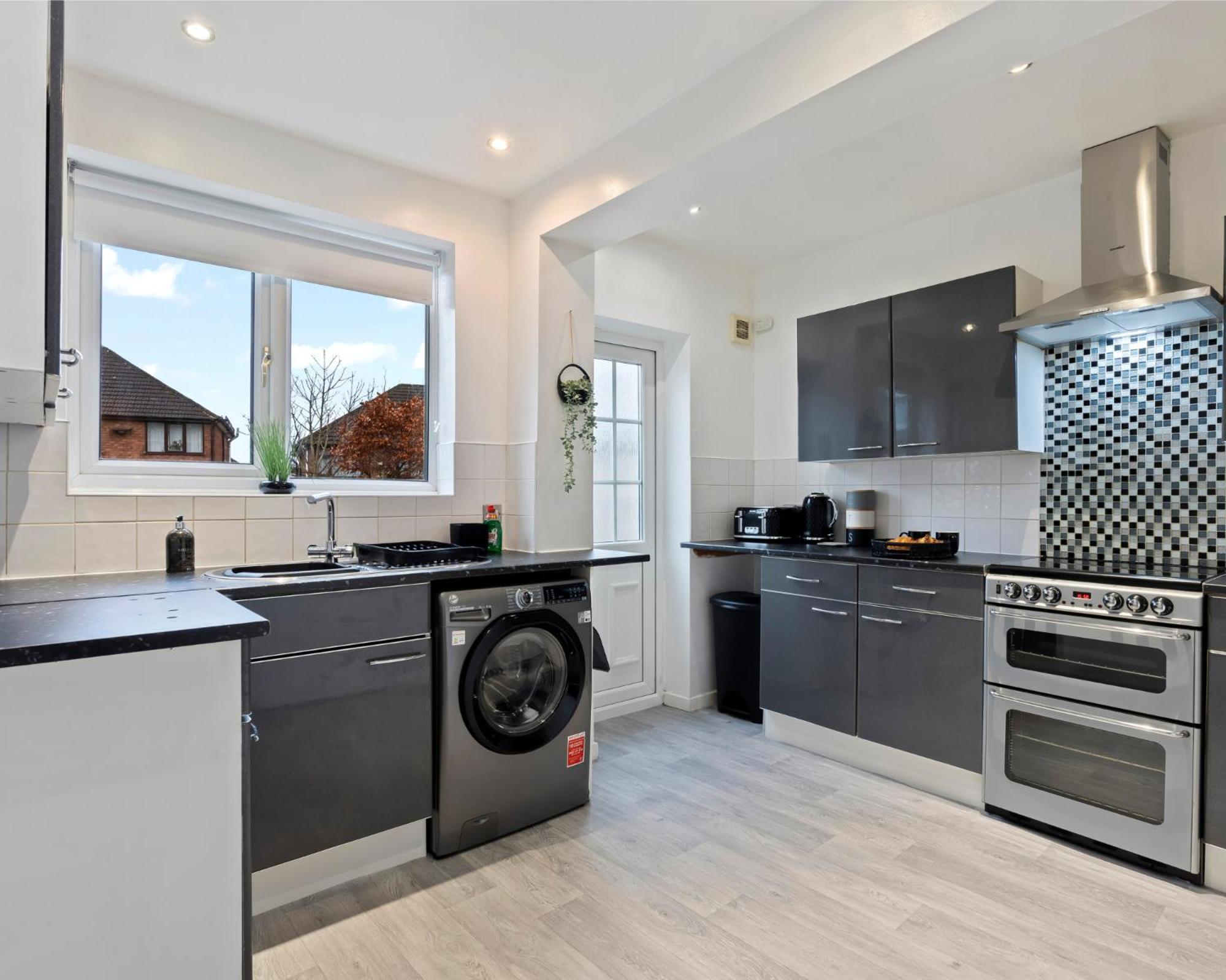 Villa Spacious Contractor House 3 Bed B23 Free Parking & Wifi *