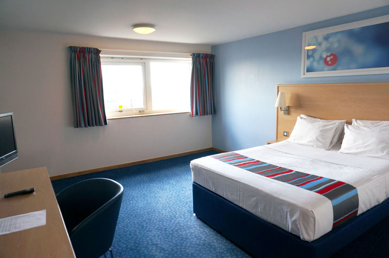 Travelodge Airport 3*